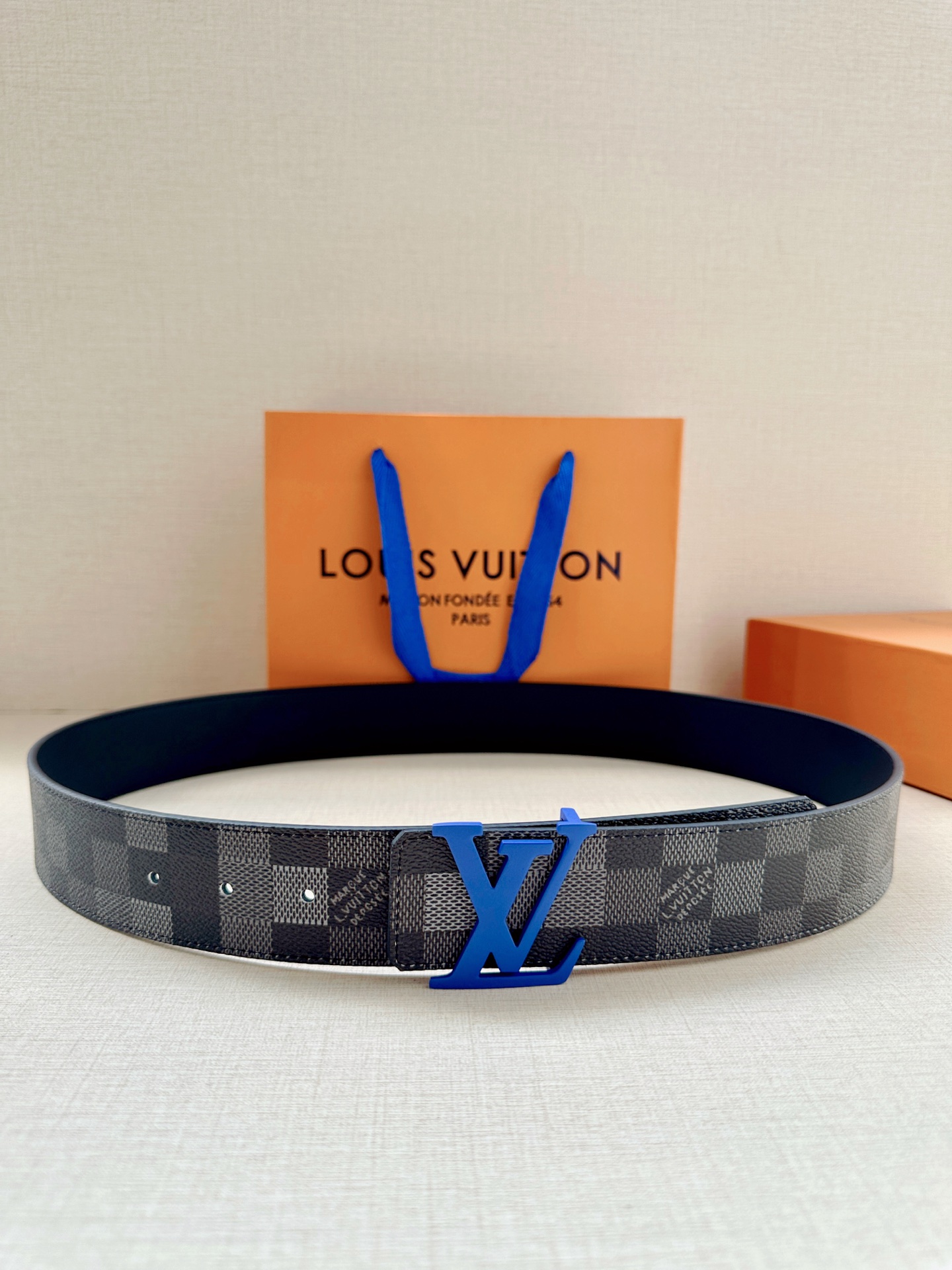 LV 4.0宽Initiales Damoflage 双面腰带巧妙融入 Pharrell William