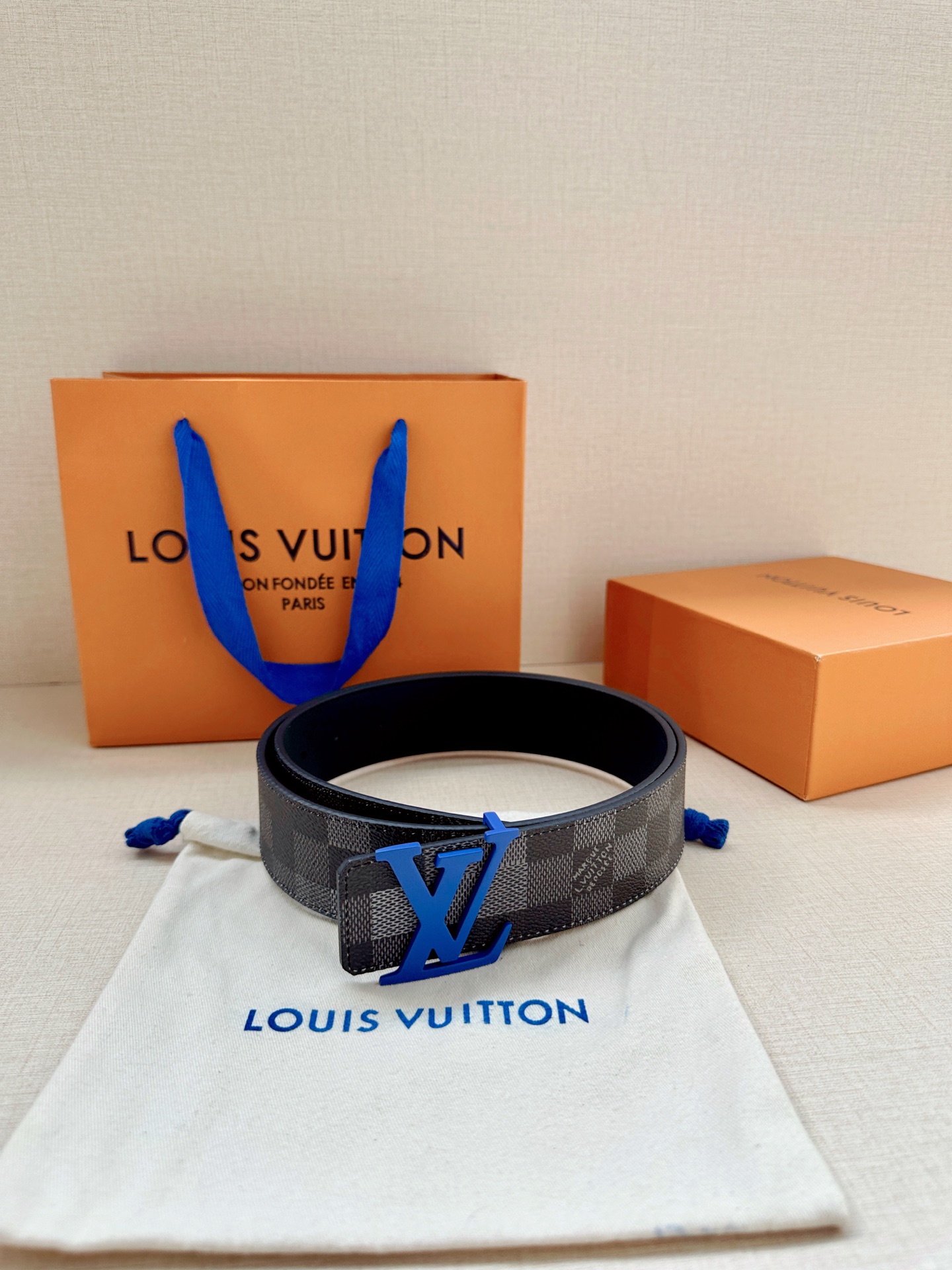LV 4.0宽Initiales Damoflage 双面腰带巧妙融入 Pharrell William