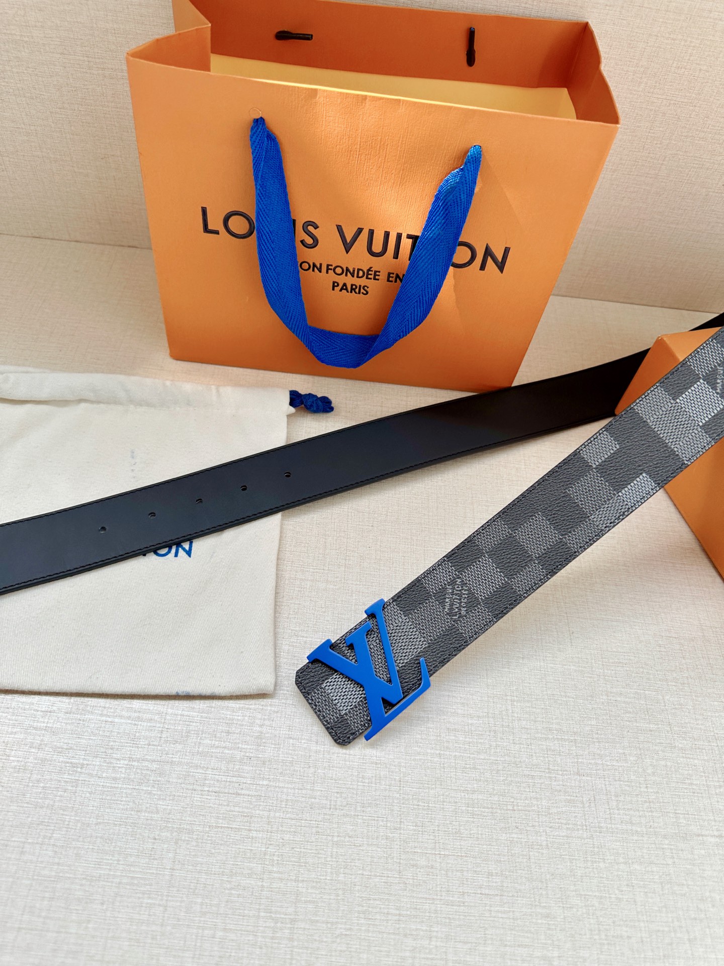 LV 4.0宽Initiales Damoflage 双面腰带巧妙融入 Pharrell William