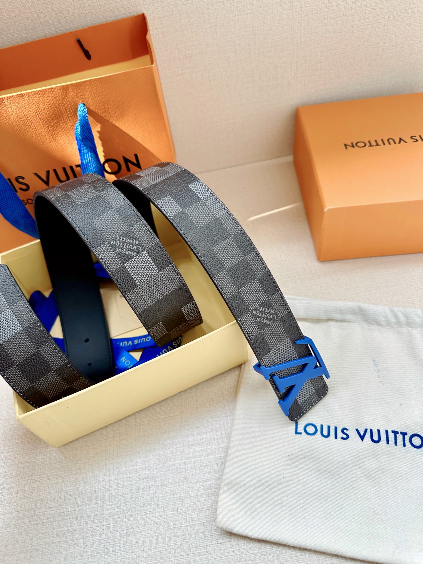 LV 4.0宽Initiales Damoflage 双面腰带巧妙融入 Pharrell William