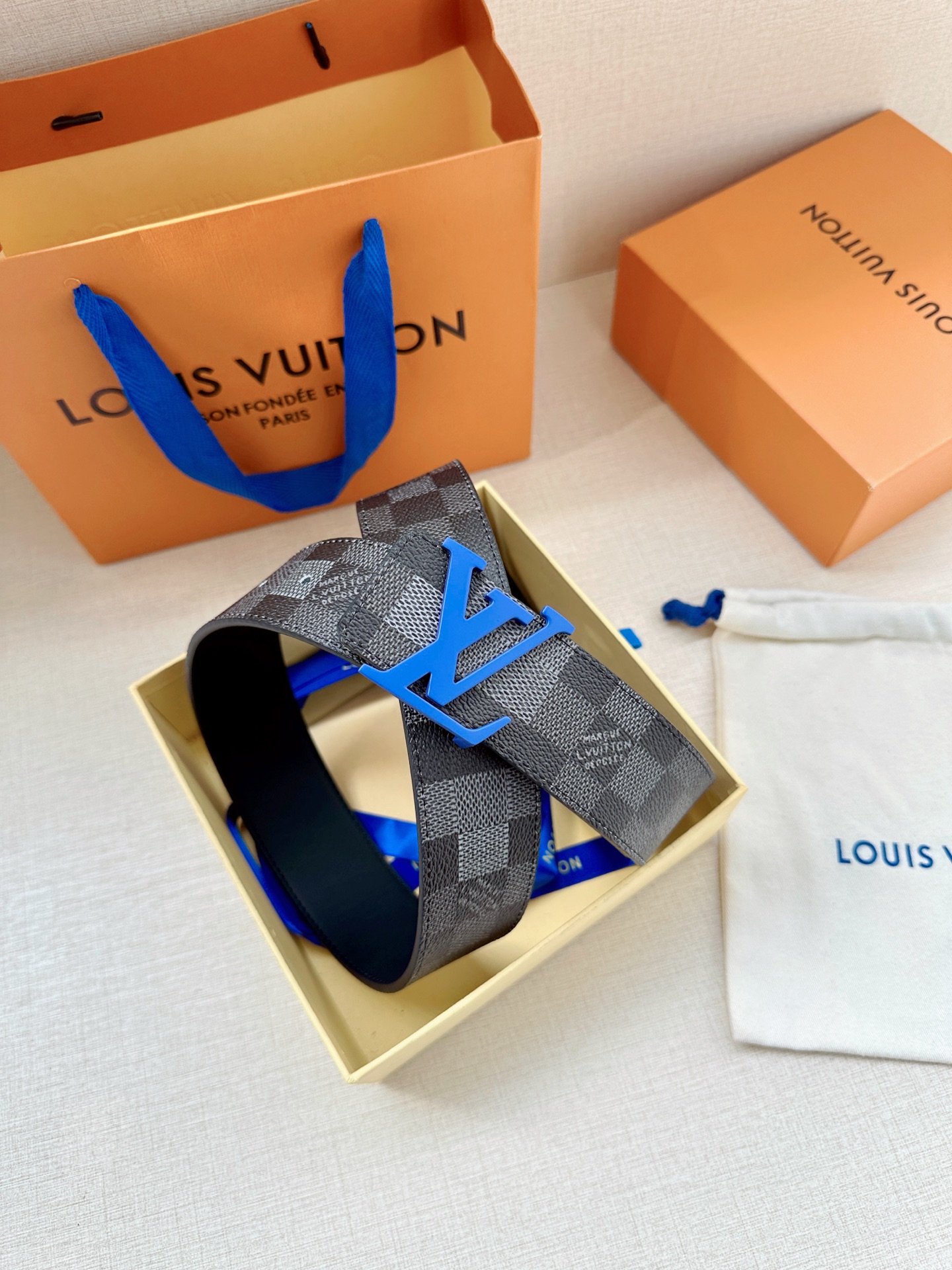 LV 4.0宽Initiales Damoflage 双面腰带巧妙融入 Pharrell William