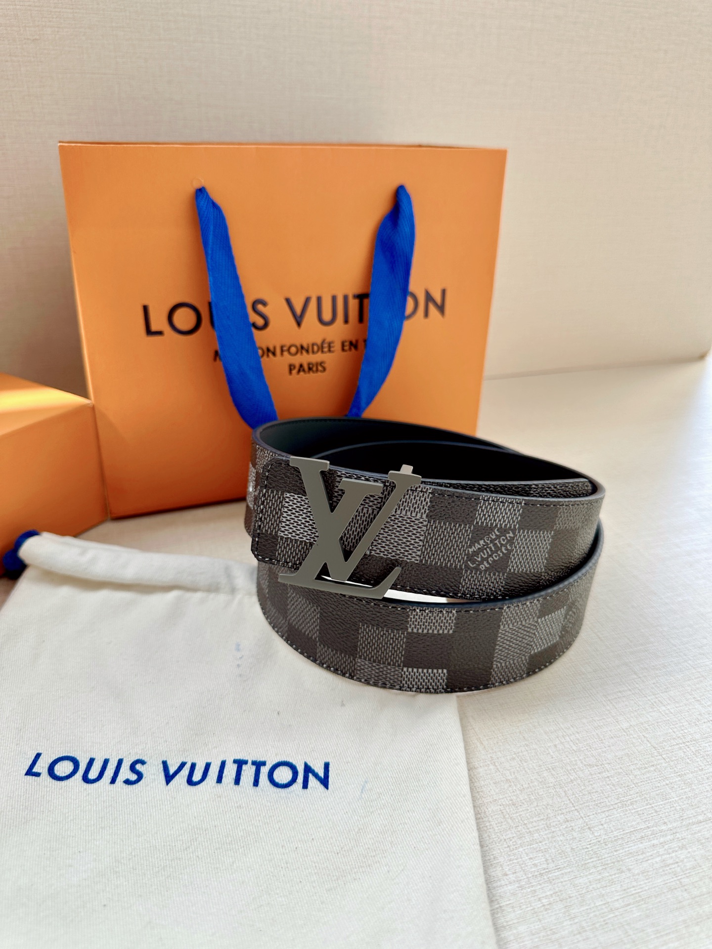 LV 4.0宽Initiales Damoflage 双面腰带巧妙融入 Pharrell William