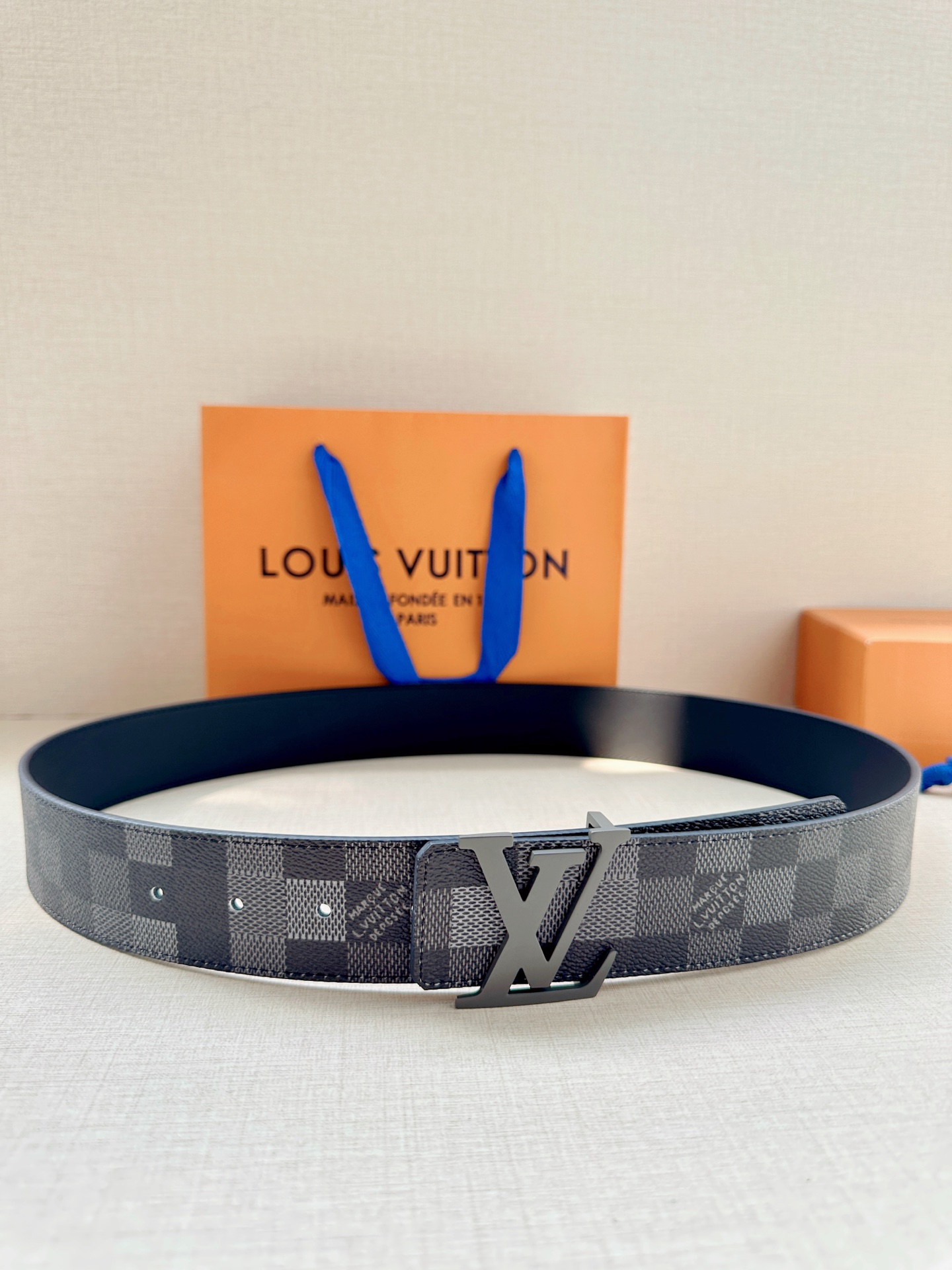 LV 4.0宽Initiales Damoflage 双面腰带巧妙融入 Pharrell William