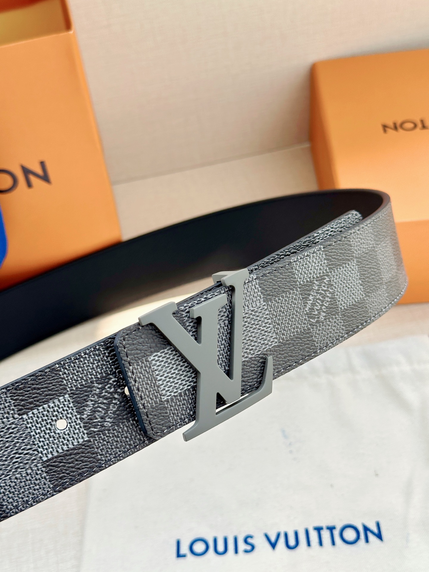 LV 4.0宽Initiales Damoflage 双面腰带巧妙融入 Pharrell William