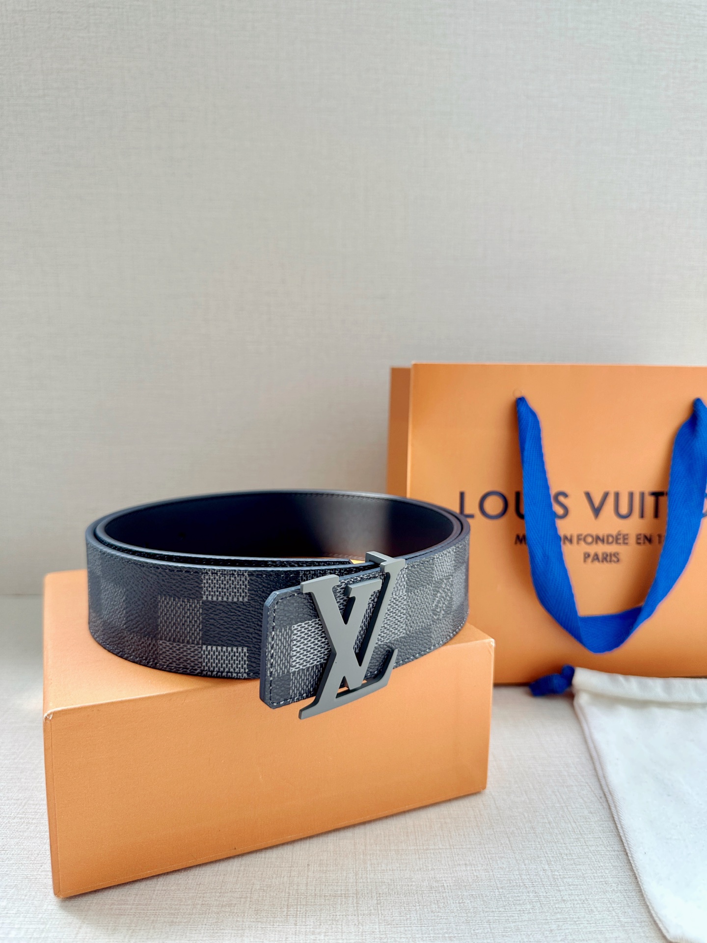 LV 4.0宽Initiales Damoflage 双面腰带巧妙融入 Pharrell William