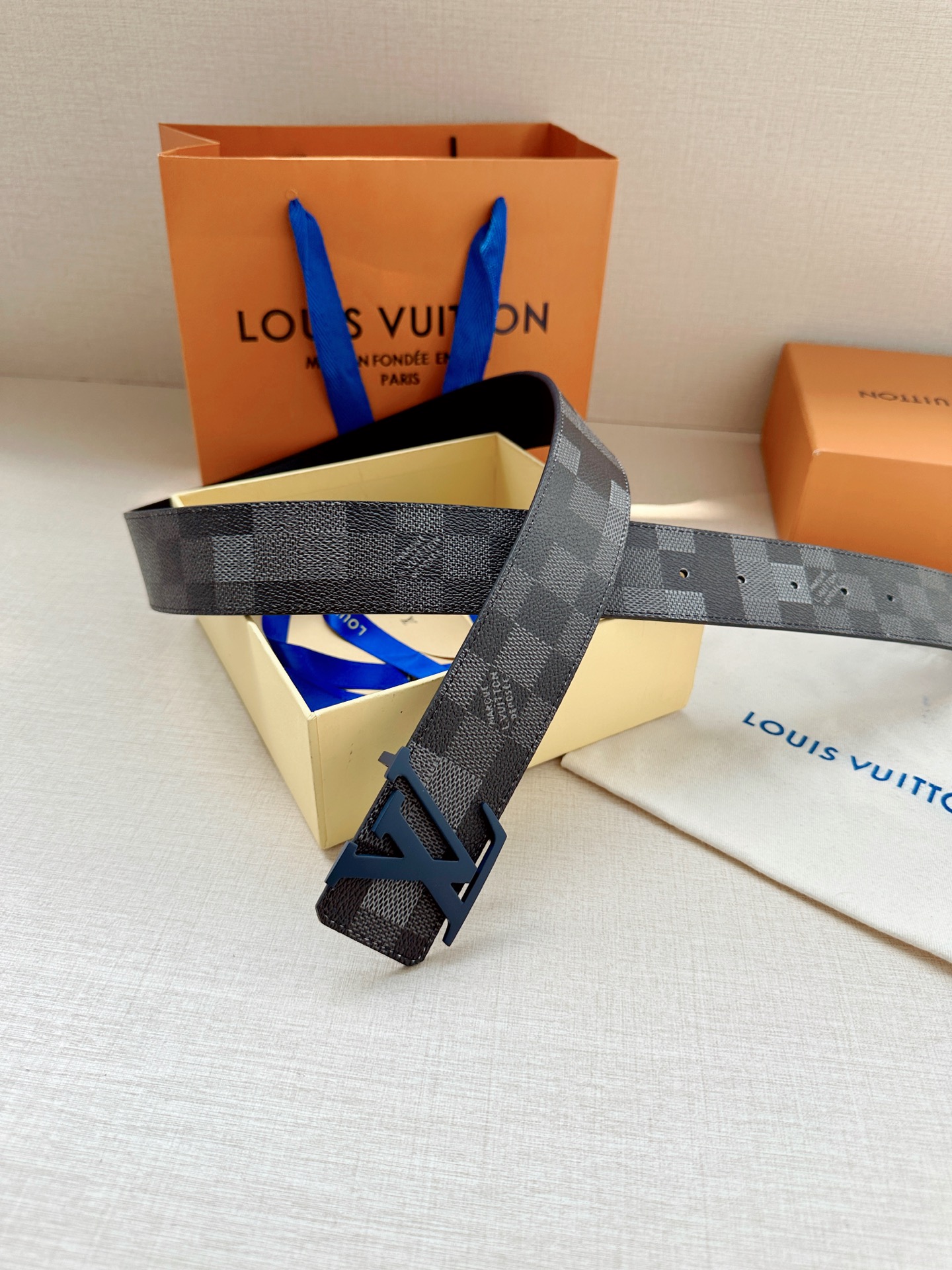 LV 4.0宽Initiales Damoflage 双面腰带巧妙融入 Pharrell William