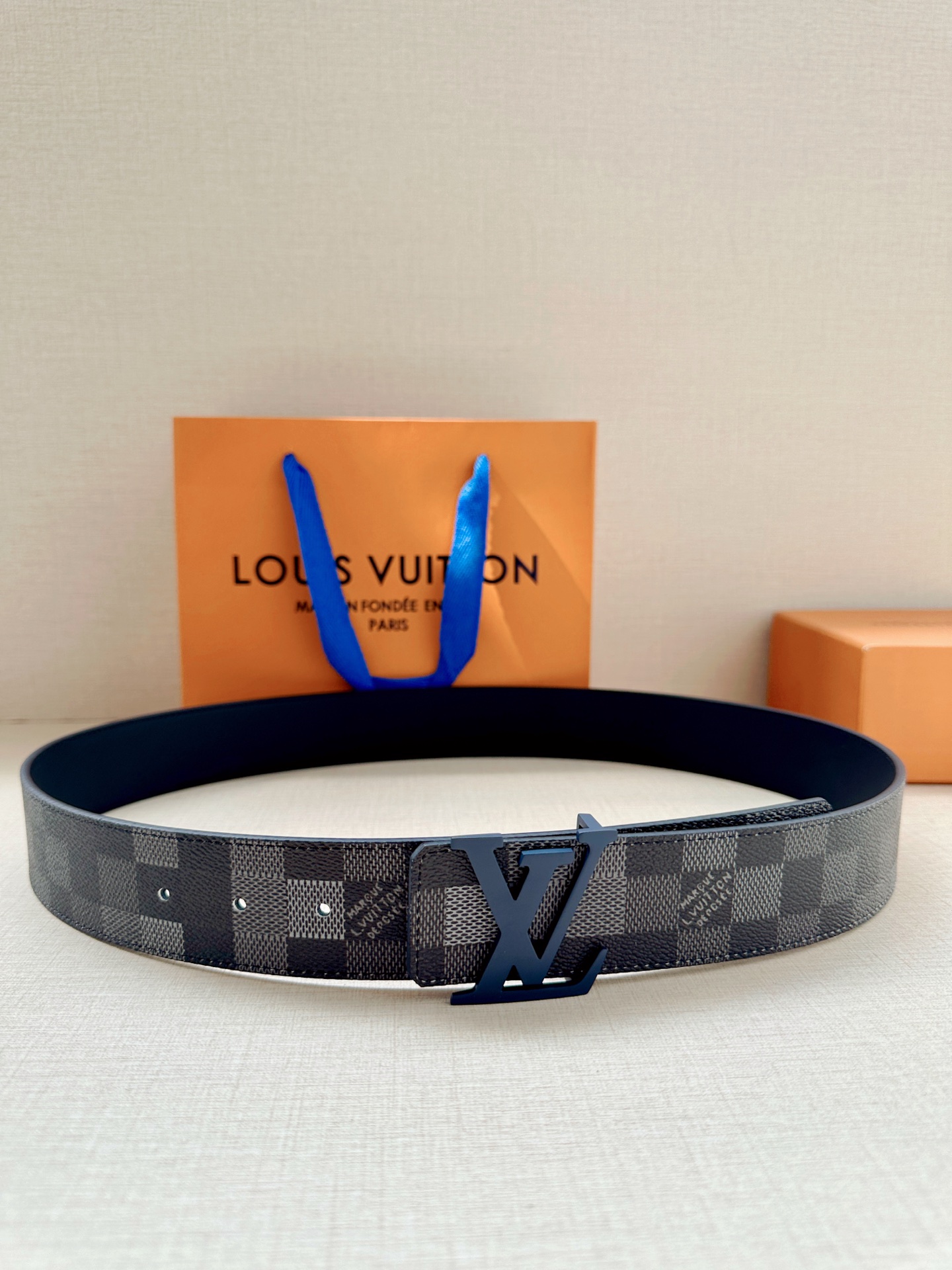 LV 4.0宽Initiales Damoflage 双面腰带巧妙融入 Pharrell William