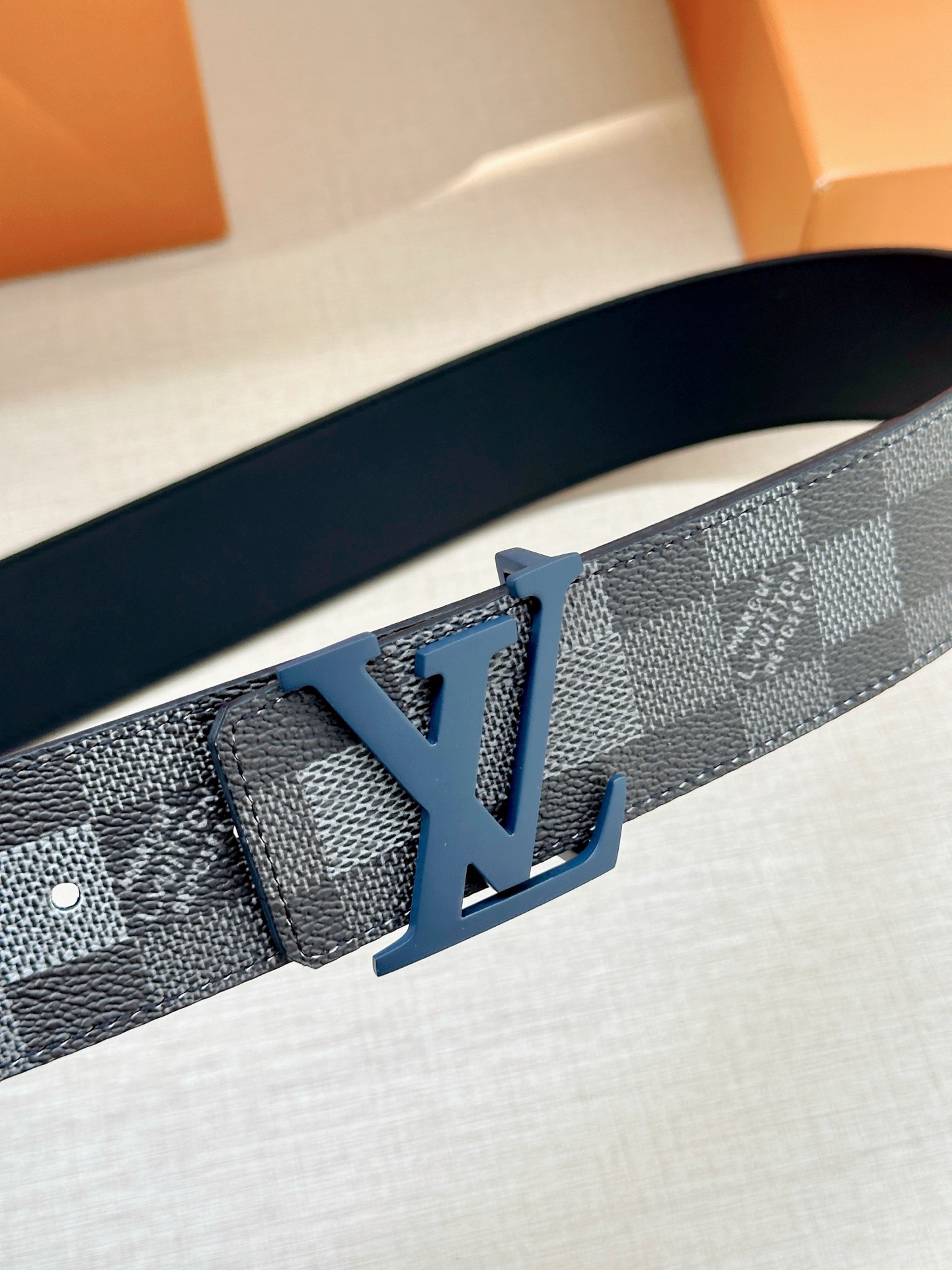 LV 4.0宽Initiales Damoflage 双面腰带巧妙融入 Pharrell William