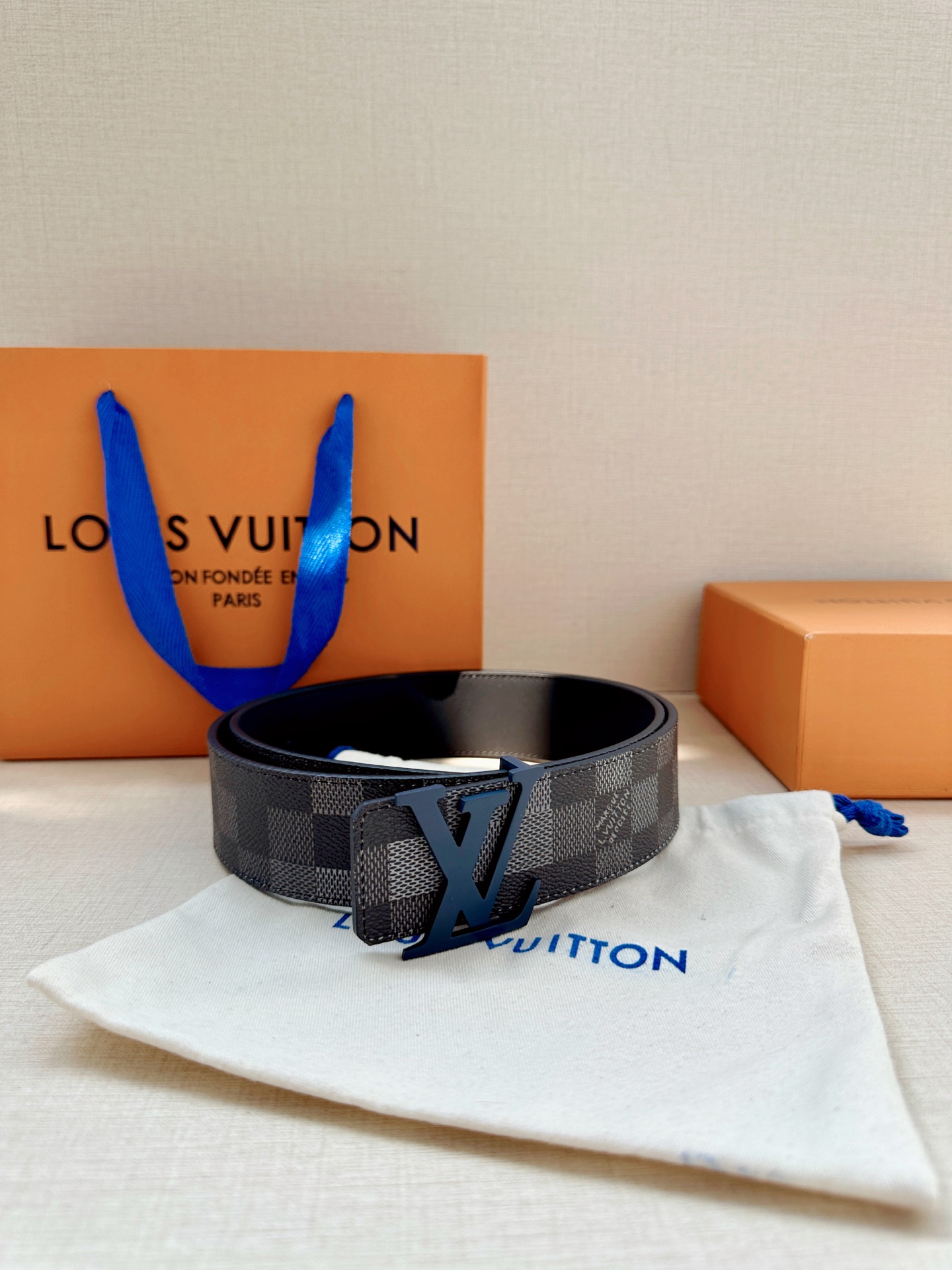 LV 4.0宽Initiales Damoflage 双面腰带巧妙融入 Pharrell William