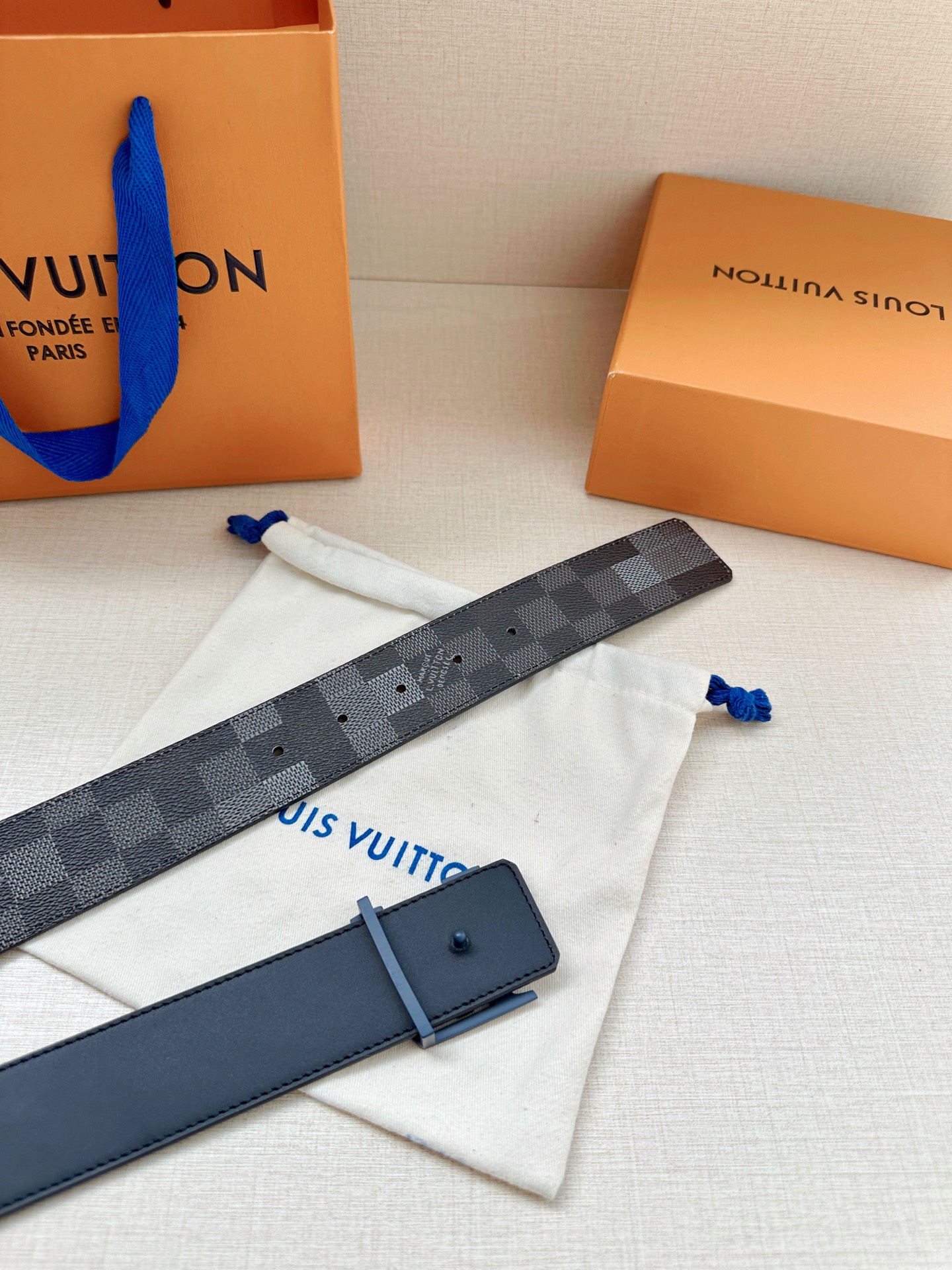 LV 4.0宽Initiales Damoflage 双面腰带巧妙融入 Pharrell William