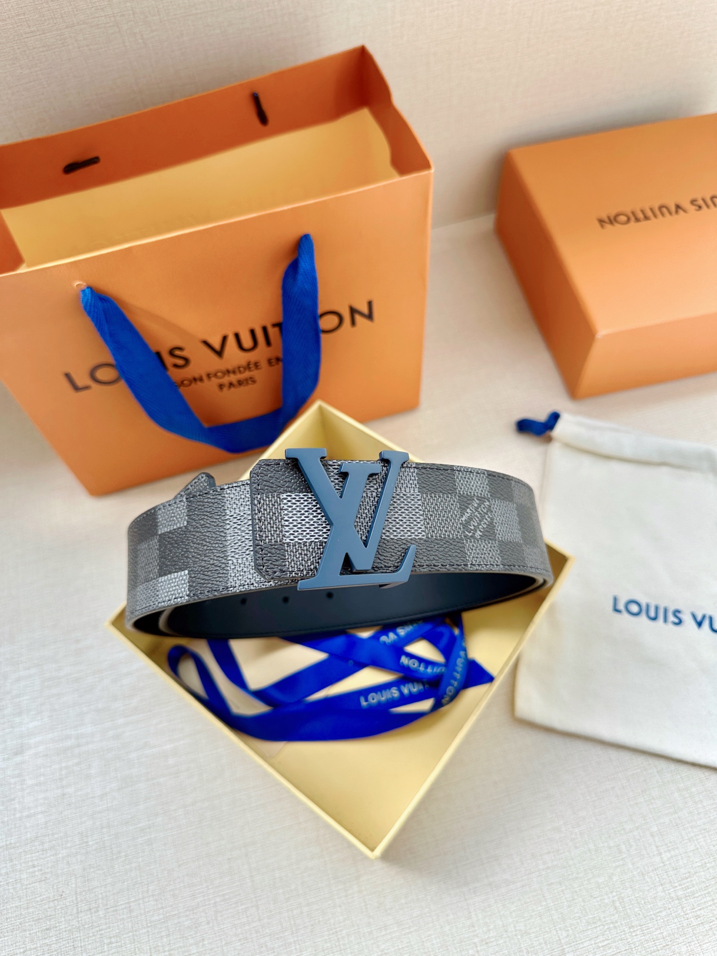LV 4.0宽Initiales Damoflage 双面腰带巧妙融入 Pharrell William