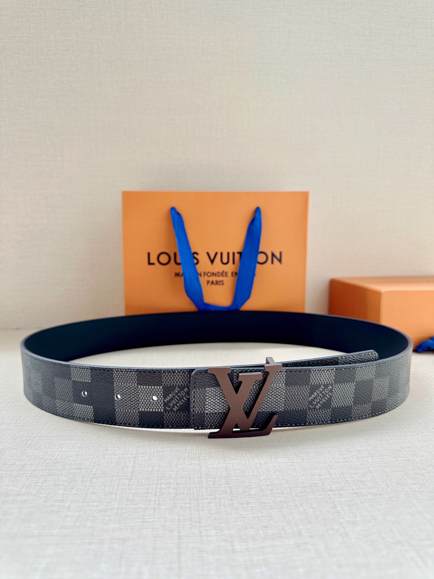 LV 4.0宽Initiales Damoflage 双面腰带巧妙融入 Pharrell William