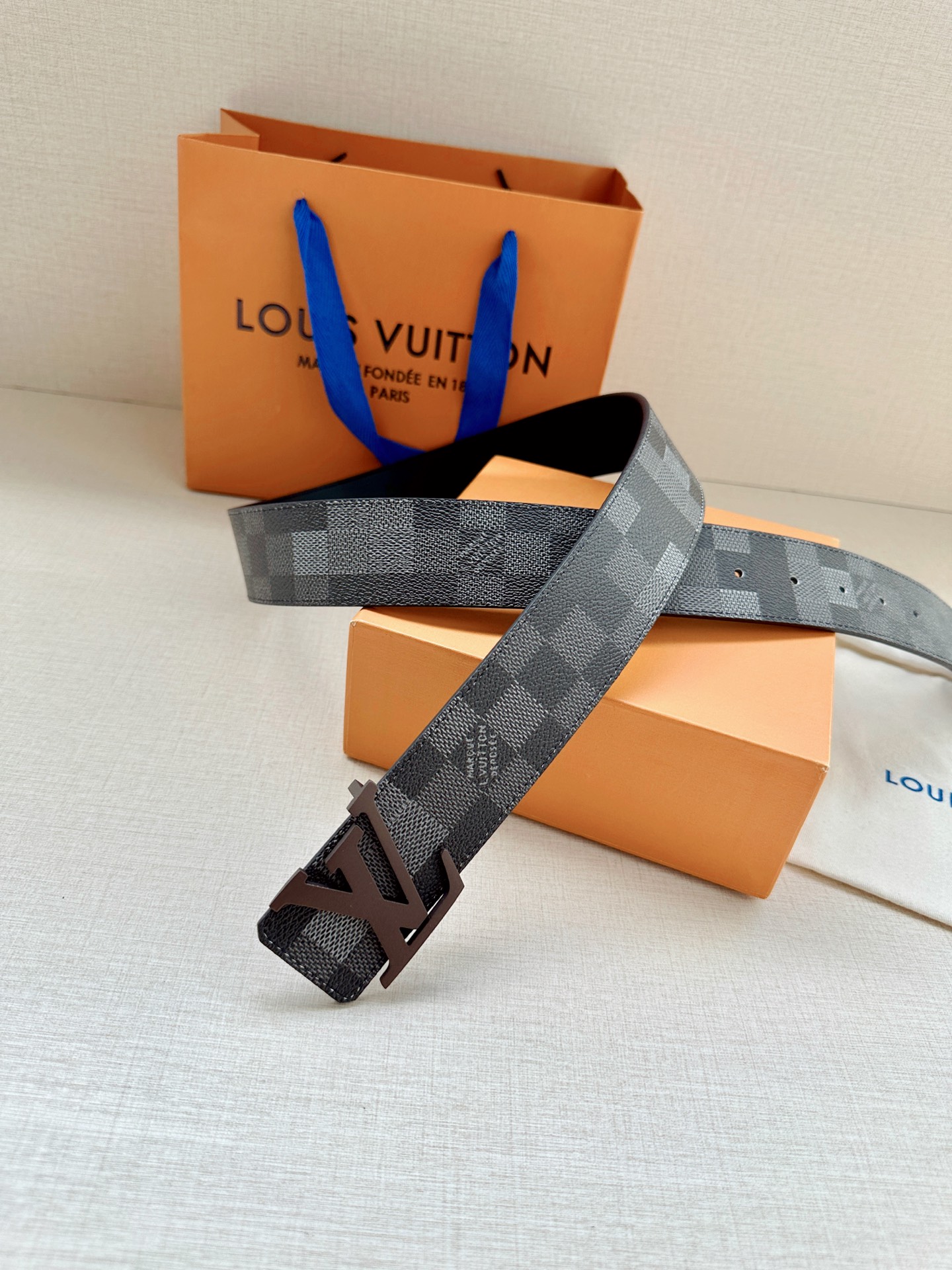 LV 4.0宽Initiales Damoflage 双面腰带巧妙融入 Pharrell William