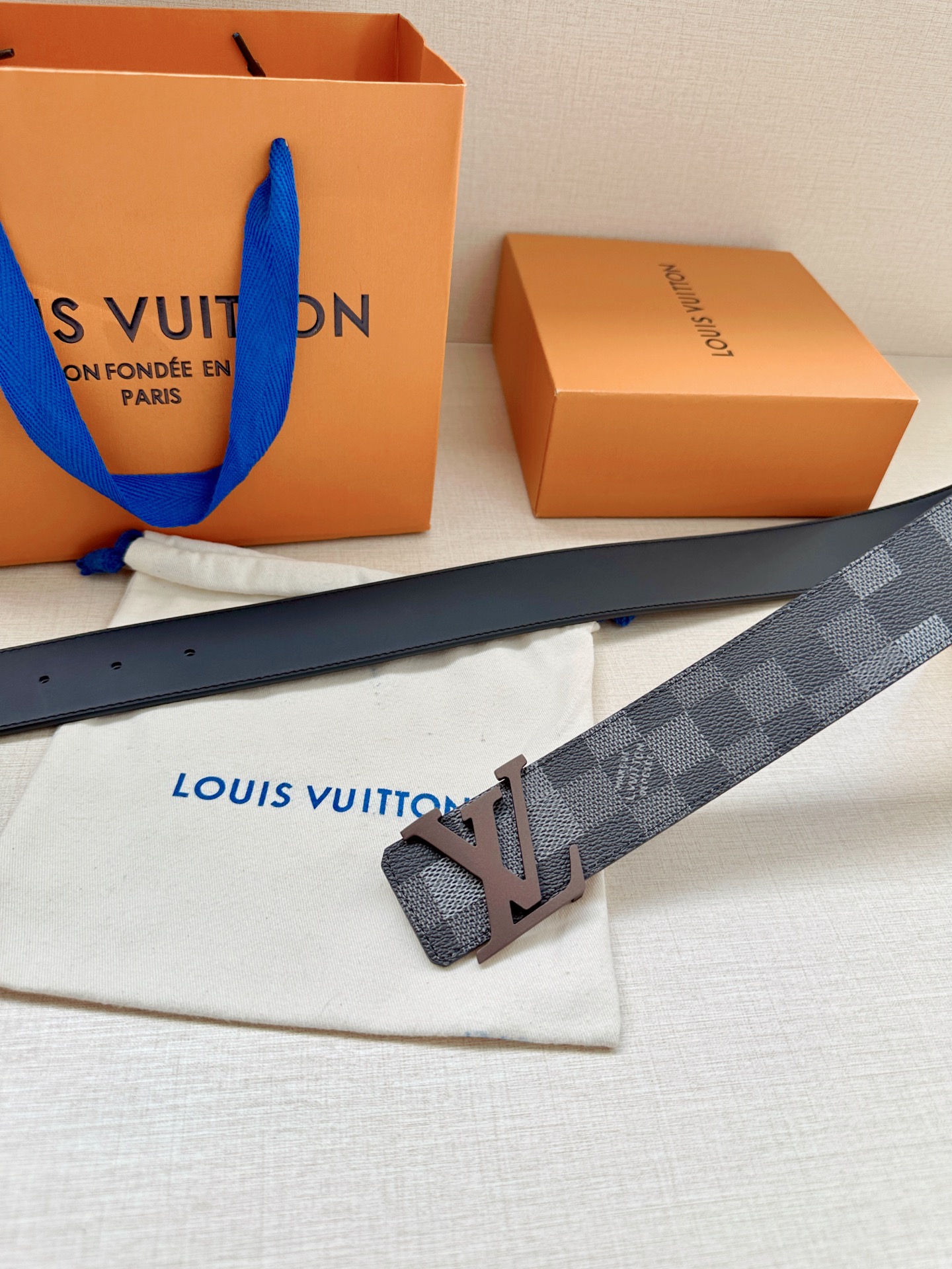 LV 4.0宽Initiales Damoflage 双面腰带巧妙融入 Pharrell William