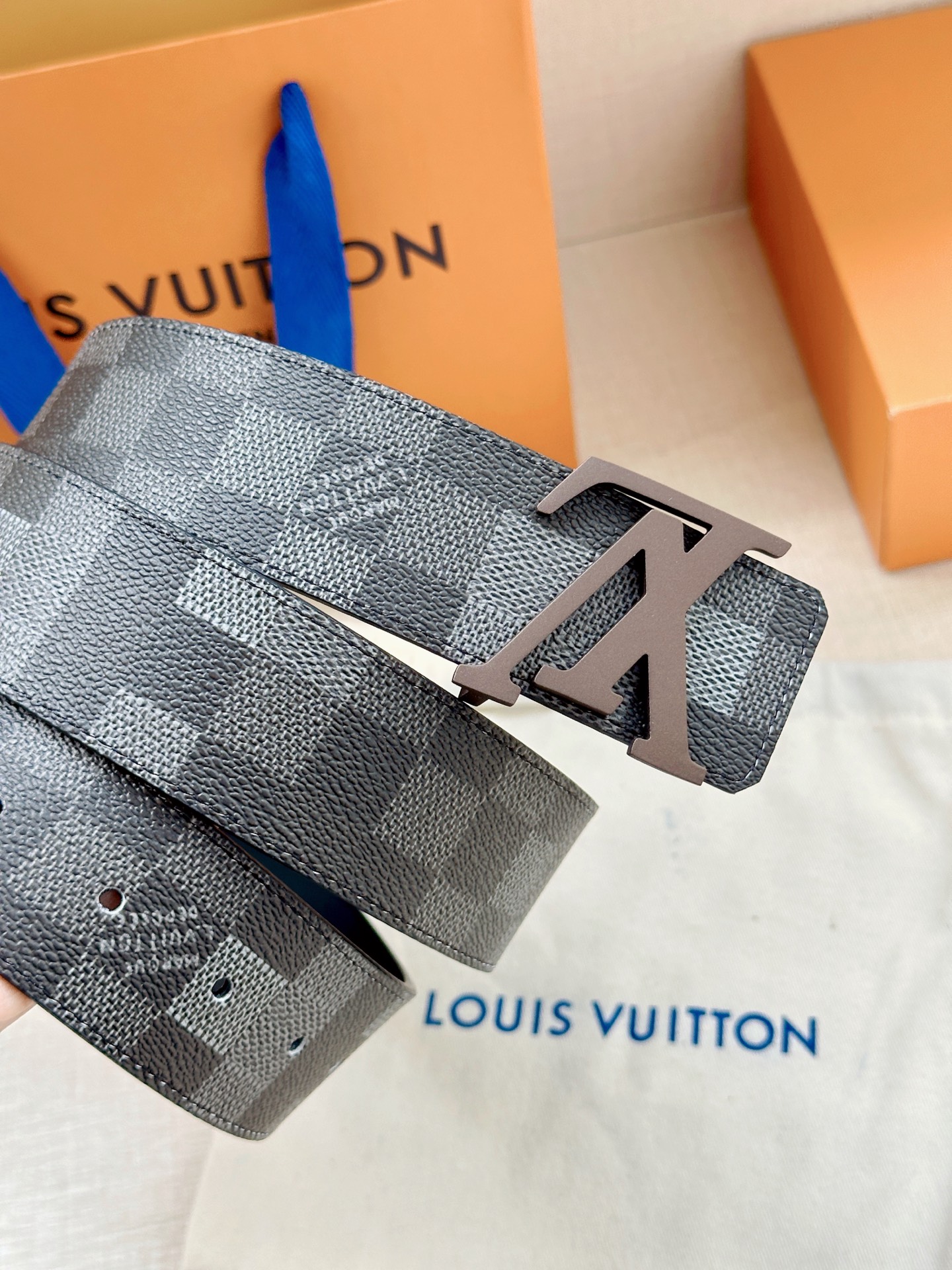 LV 4.0宽Initiales Damoflage 双面腰带巧妙融入 Pharrell William