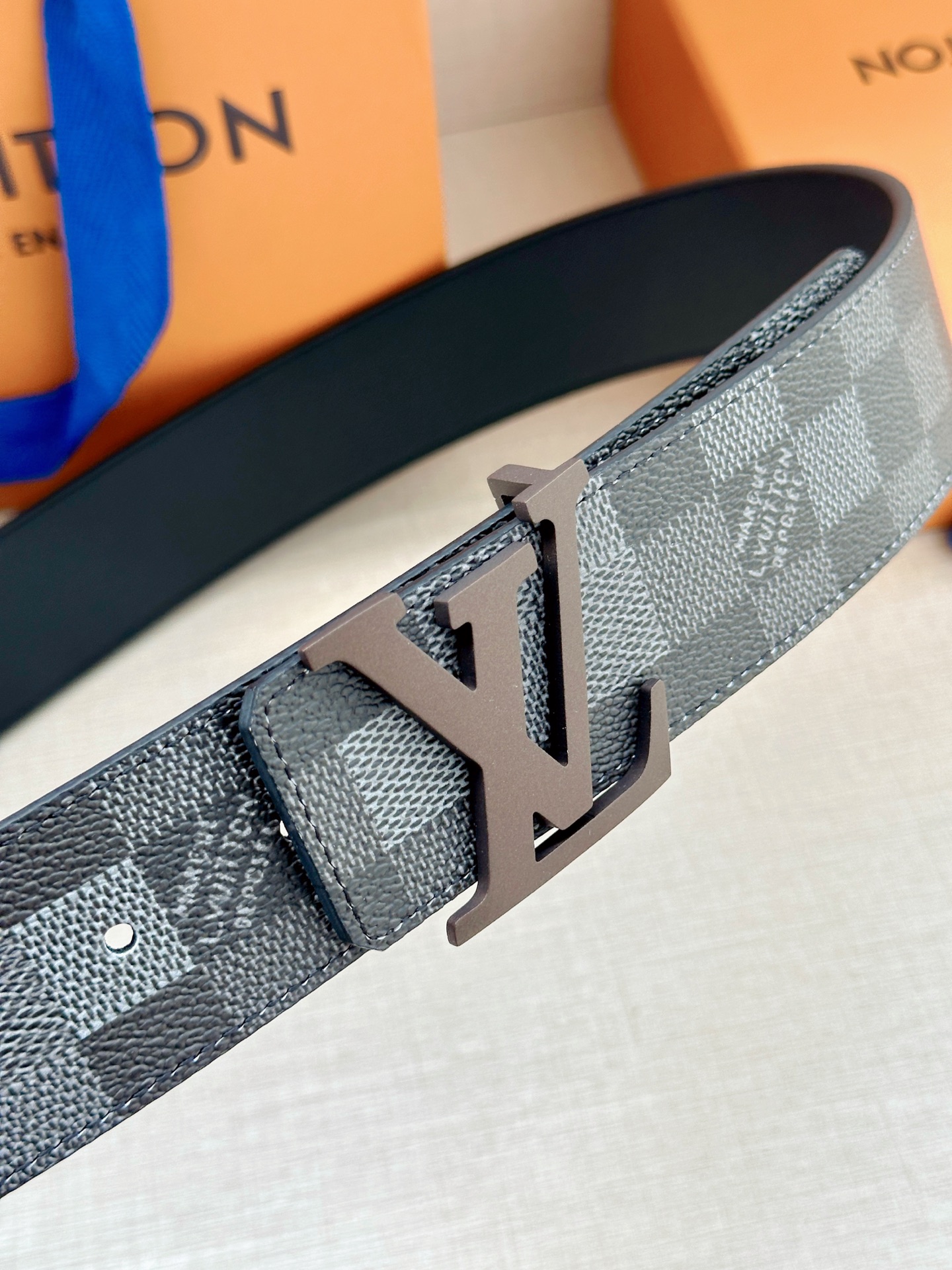 LV 4.0宽Initiales Damoflage 双面腰带巧妙融入 Pharrell William