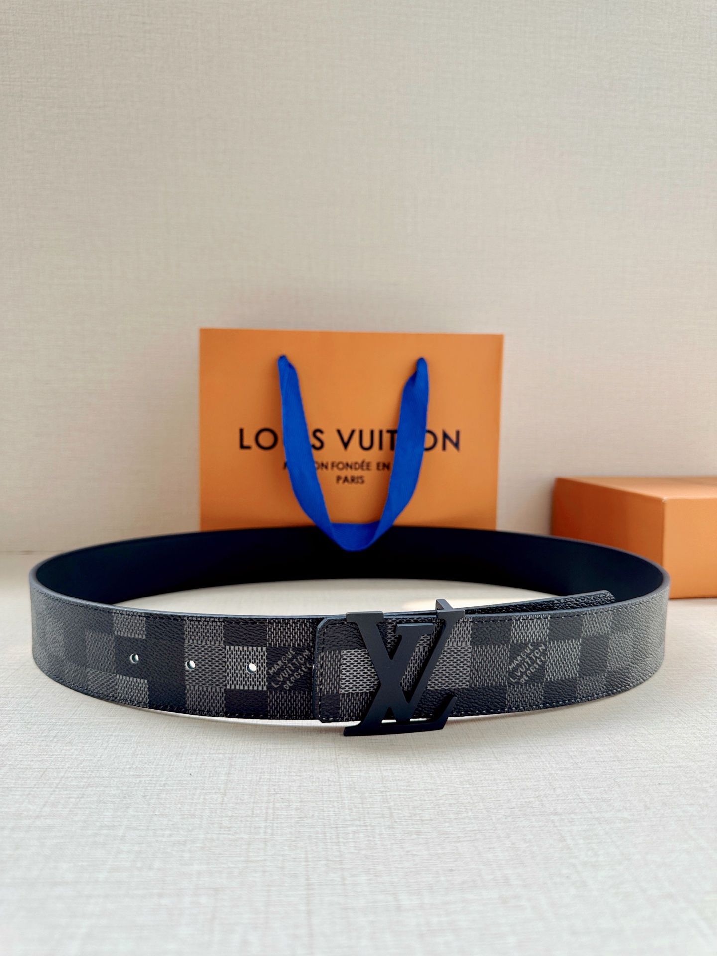 LV 4.0宽Initiales Damoflage 双面腰带巧妙融入 Pharrell William
