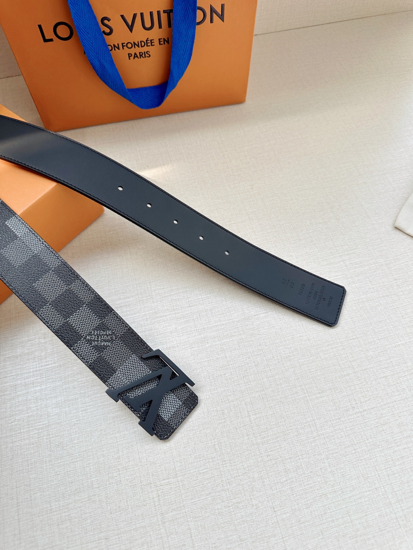 LV 4.0宽Initiales Damoflage 双面腰带巧妙融入 Pharrell William