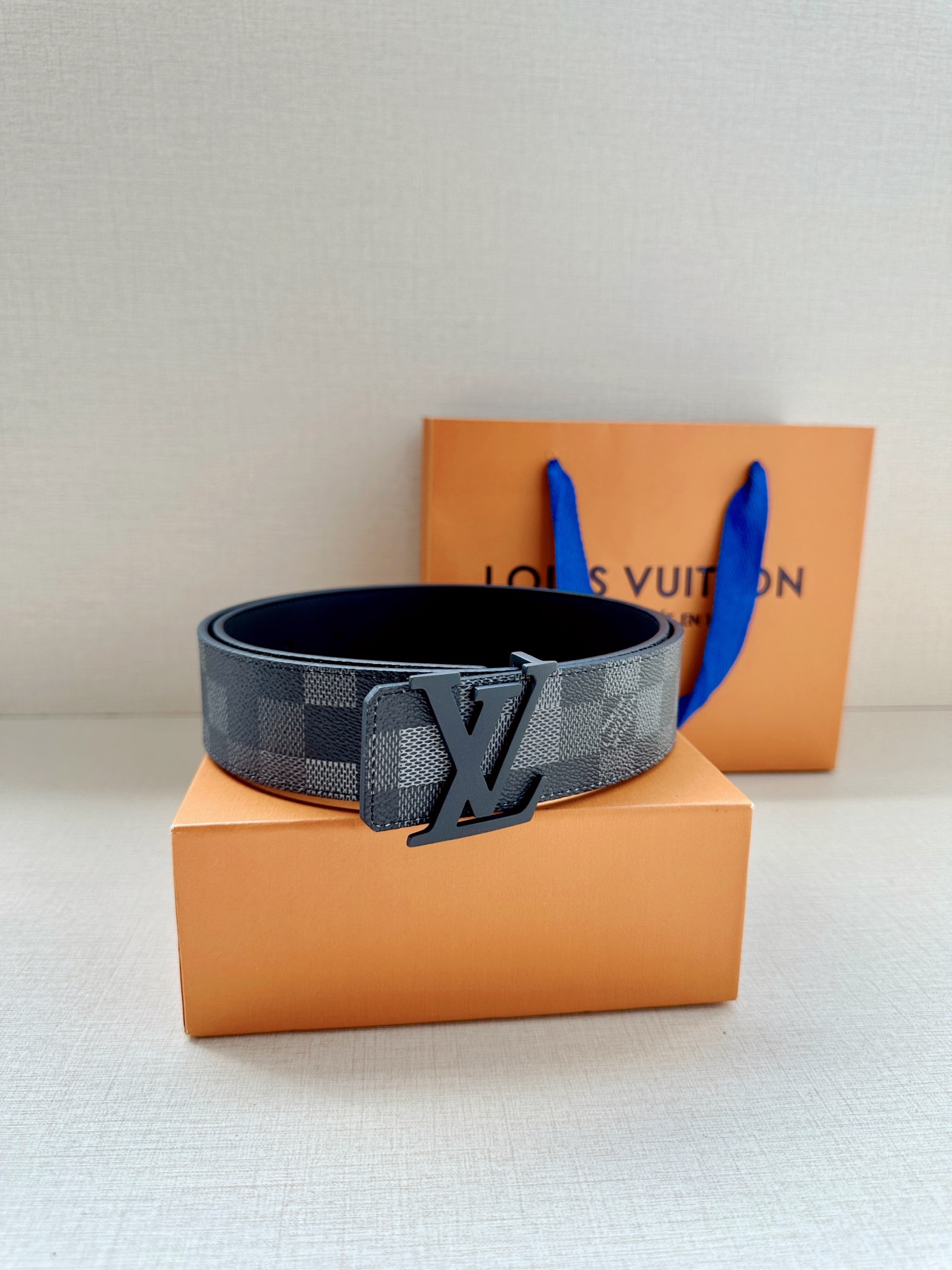 LV 4.0宽Initiales Damoflage 双面腰带巧妙融入 Pharrell William