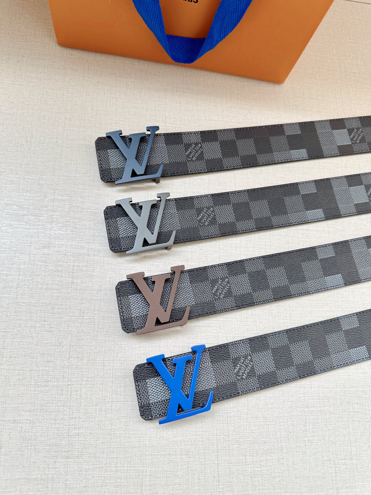LV 4.0宽Initiales Damoflage 双面腰带巧妙融入 Pharrell William