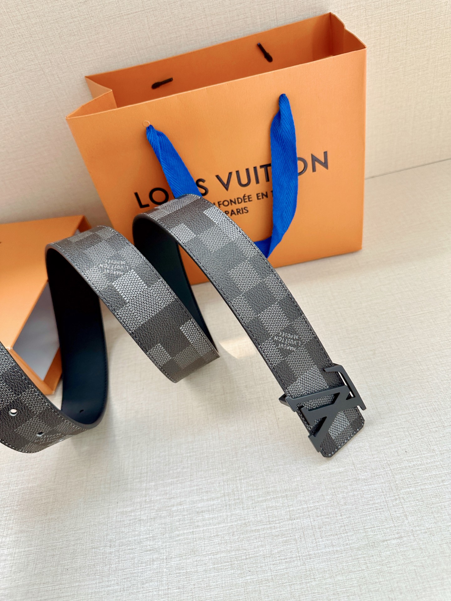 LV 4.0宽Initiales Damoflage 双面腰带巧妙融入 Pharrell William