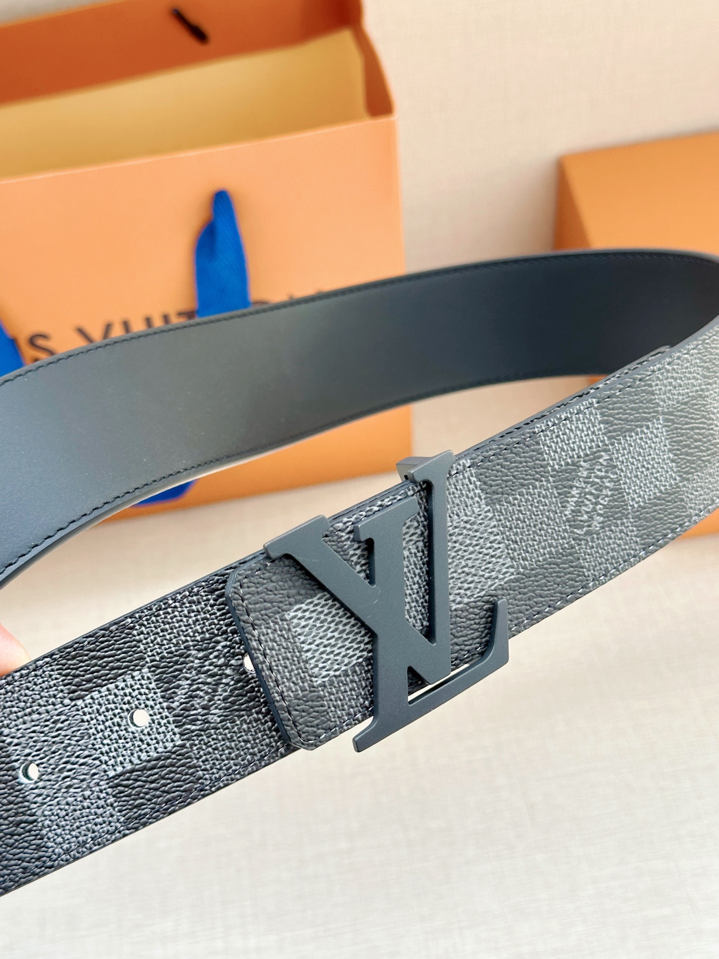 LV 4.0宽Initiales Damoflage 双面腰带巧妙融入 Pharrell William