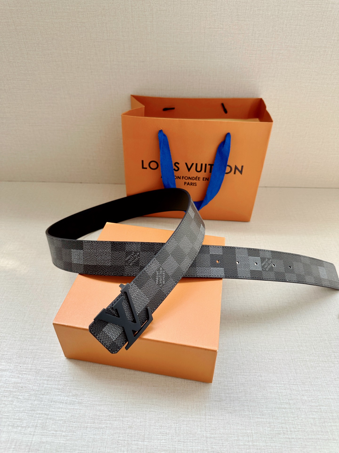 LV 4.0宽Initiales Damoflage 双面腰带巧妙融入 Pharrell William