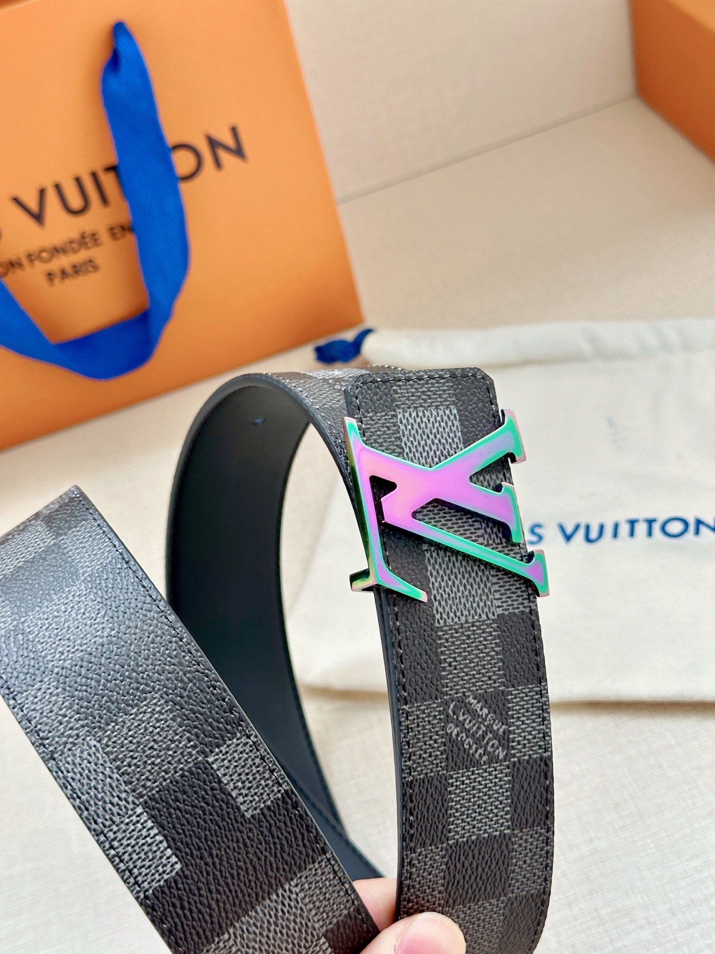 LV 4.0宽Initiales Damoflage 双面腰带巧妙融入 Pharrell William