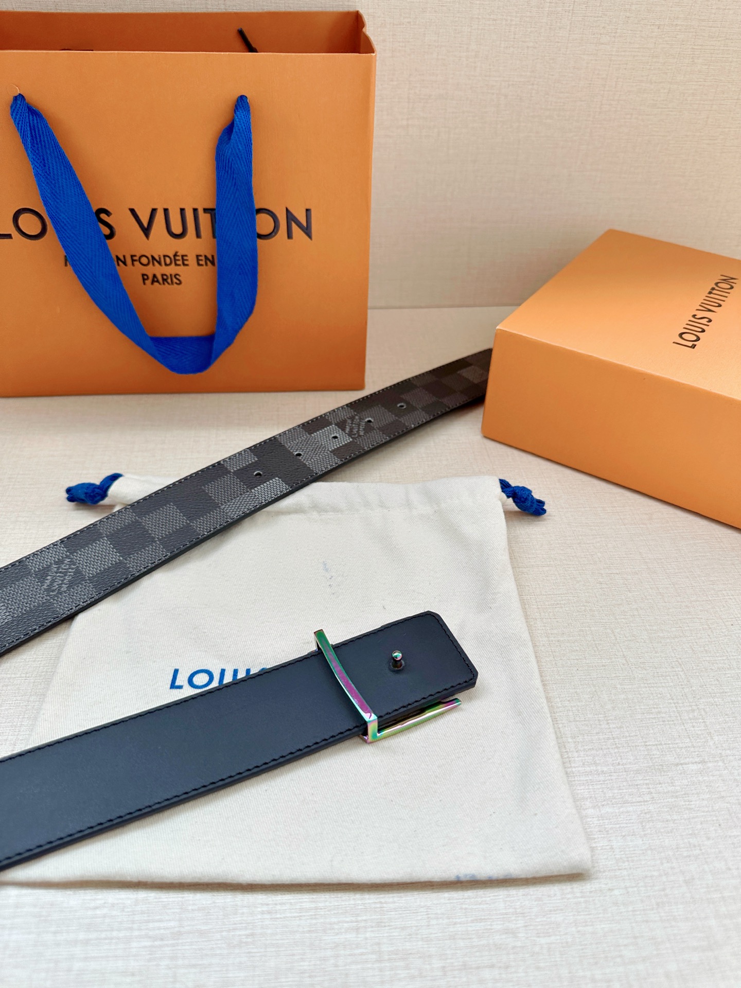 LV 4.0宽Initiales Damoflage 双面腰带巧妙融入 Pharrell William