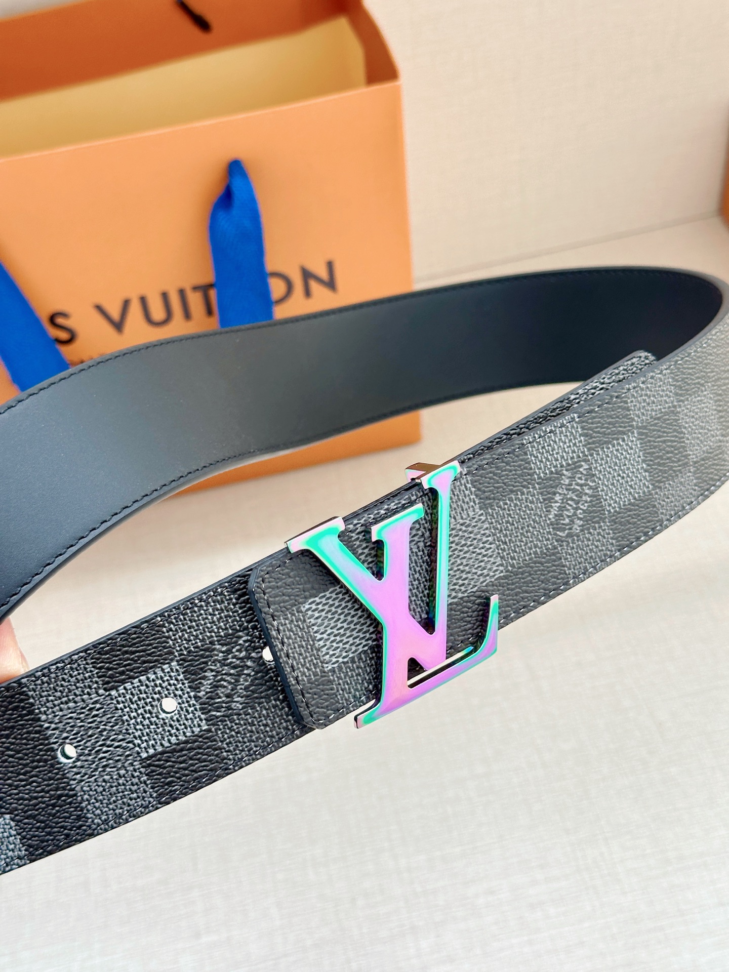 LV 4.0宽Initiales Damoflage 双面腰带巧妙融入 Pharrell William