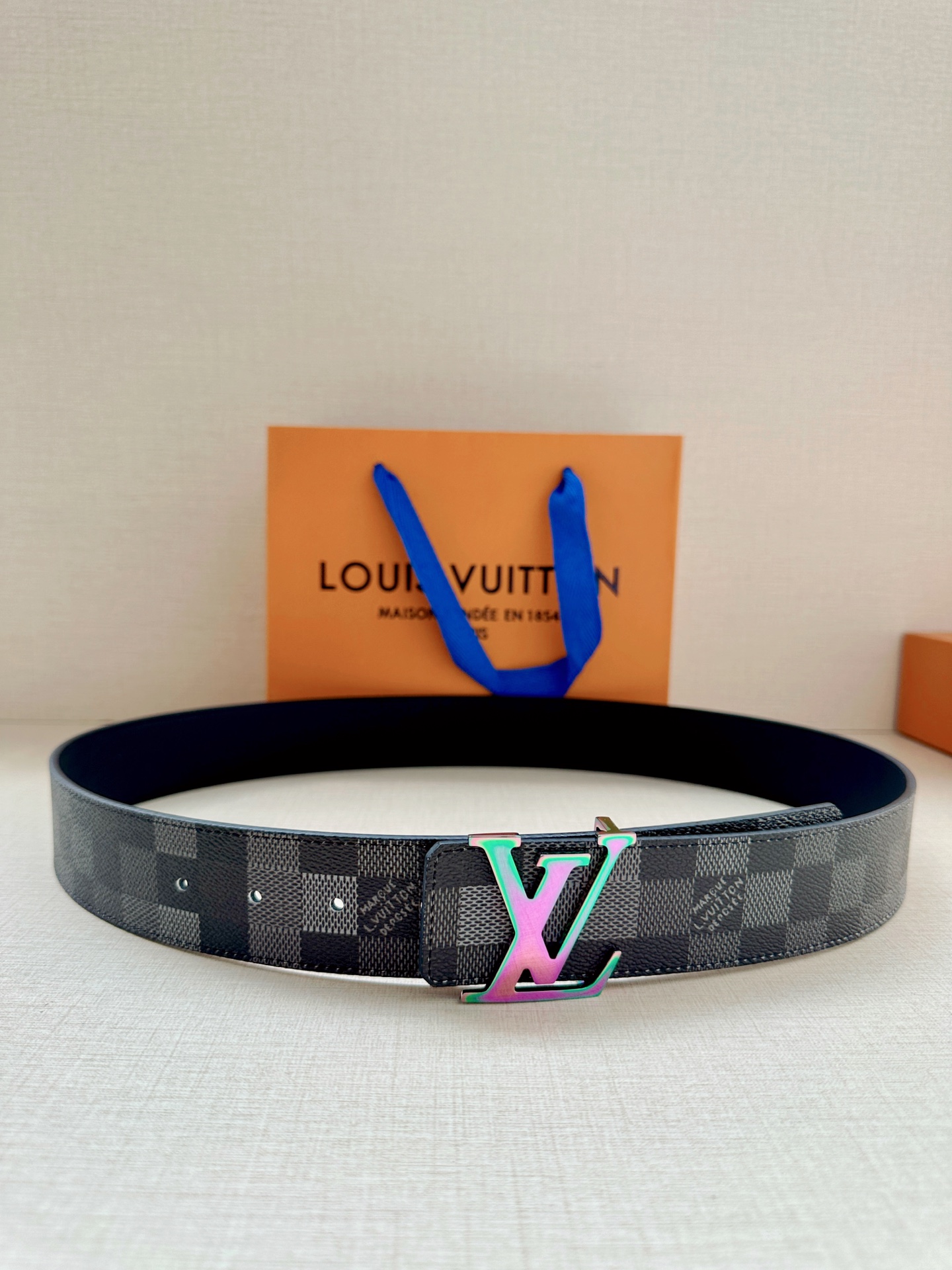 LV 4.0宽Initiales Damoflage 双面腰带巧妙融入 Pharrell William