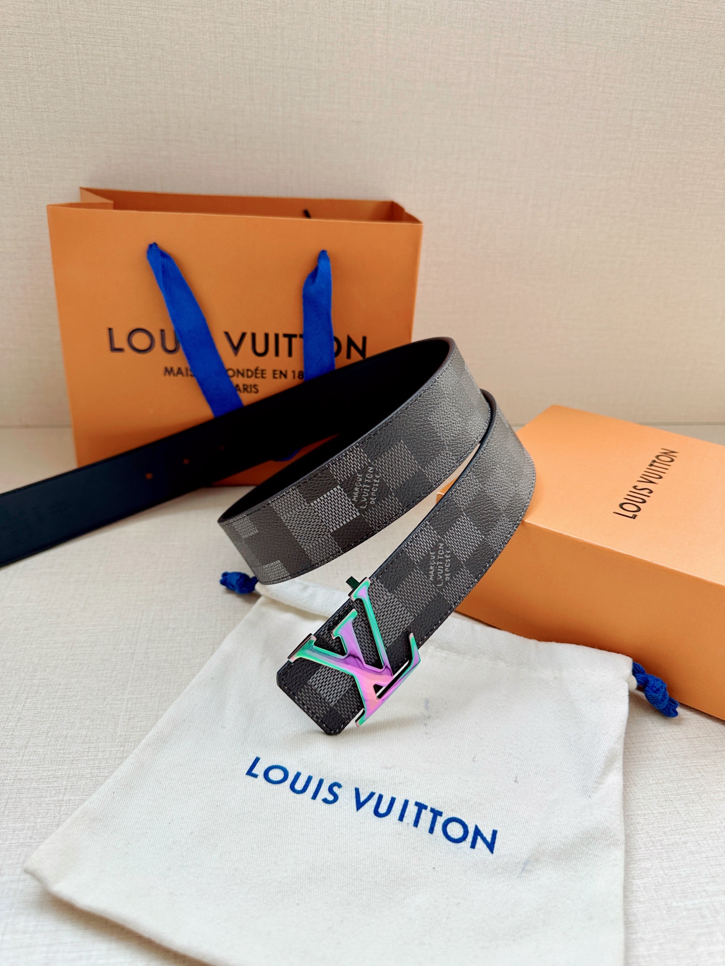 LV 4.0宽Initiales Damoflage 双面腰带巧妙融入 Pharrell William