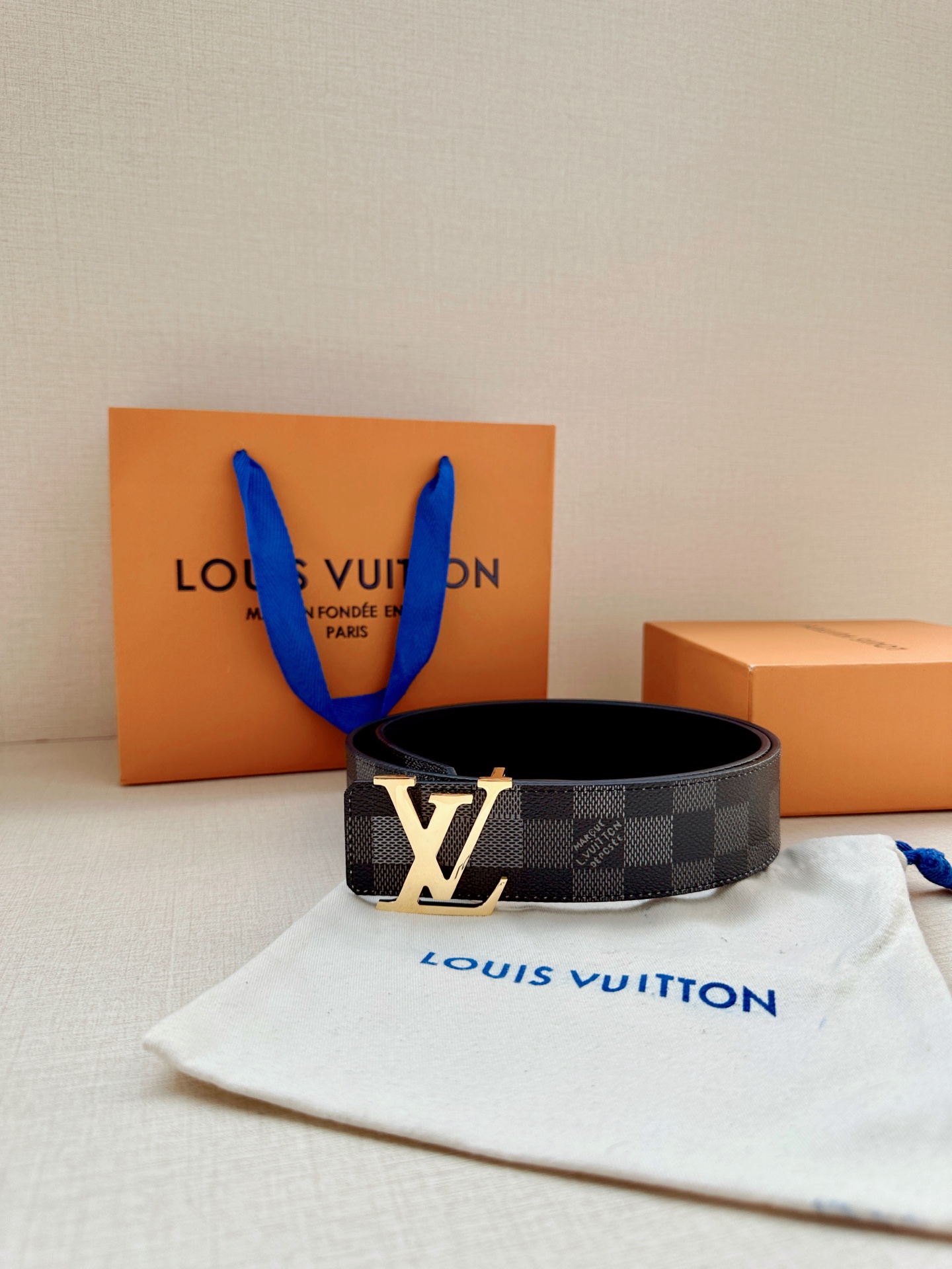 LV 4.0宽Initiales Damoflage 双面腰带巧妙融入 Pharrell William