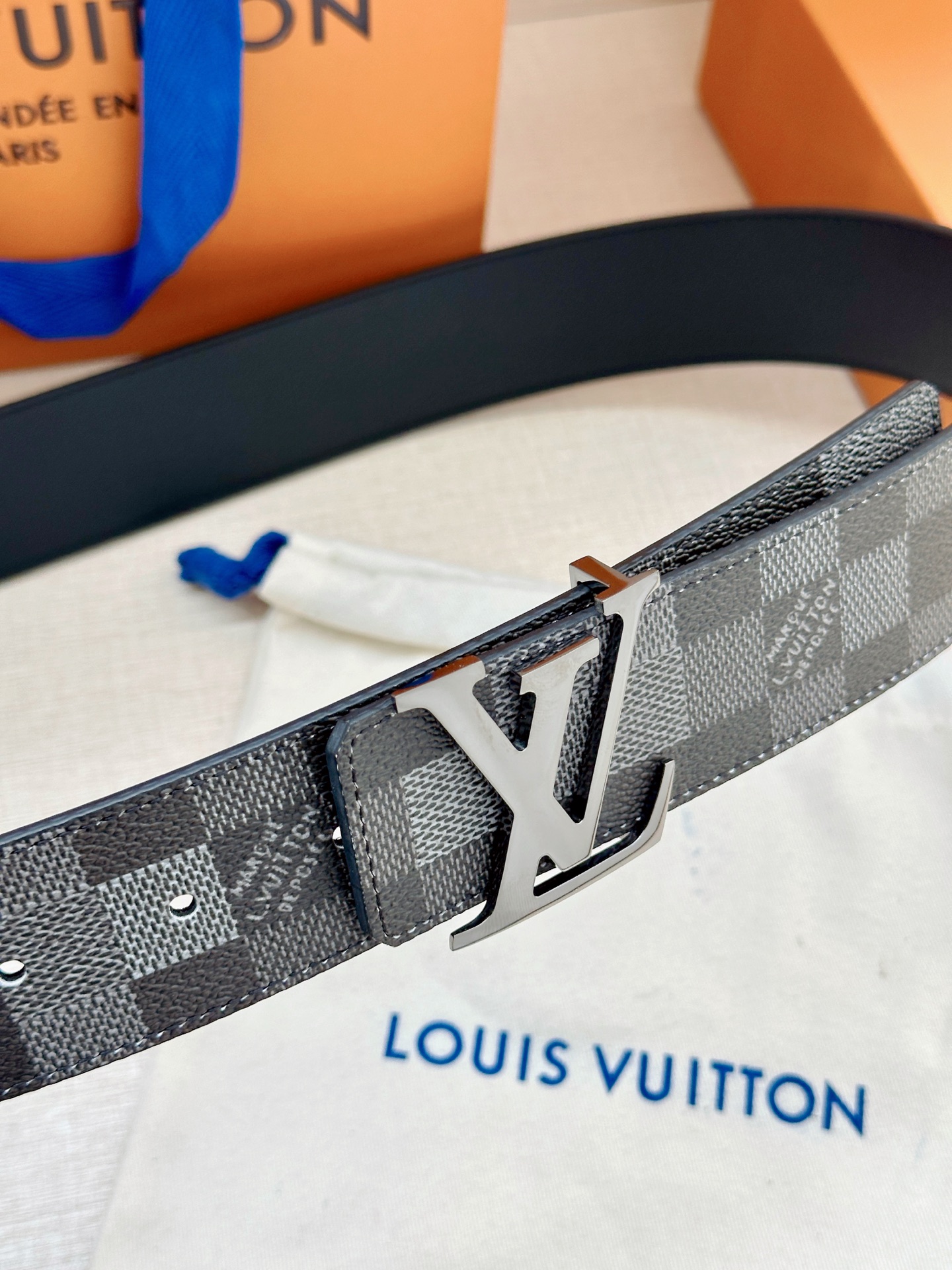 LV 4.0宽Initiales Damoflage 双面腰带巧妙融入 Pharrell William