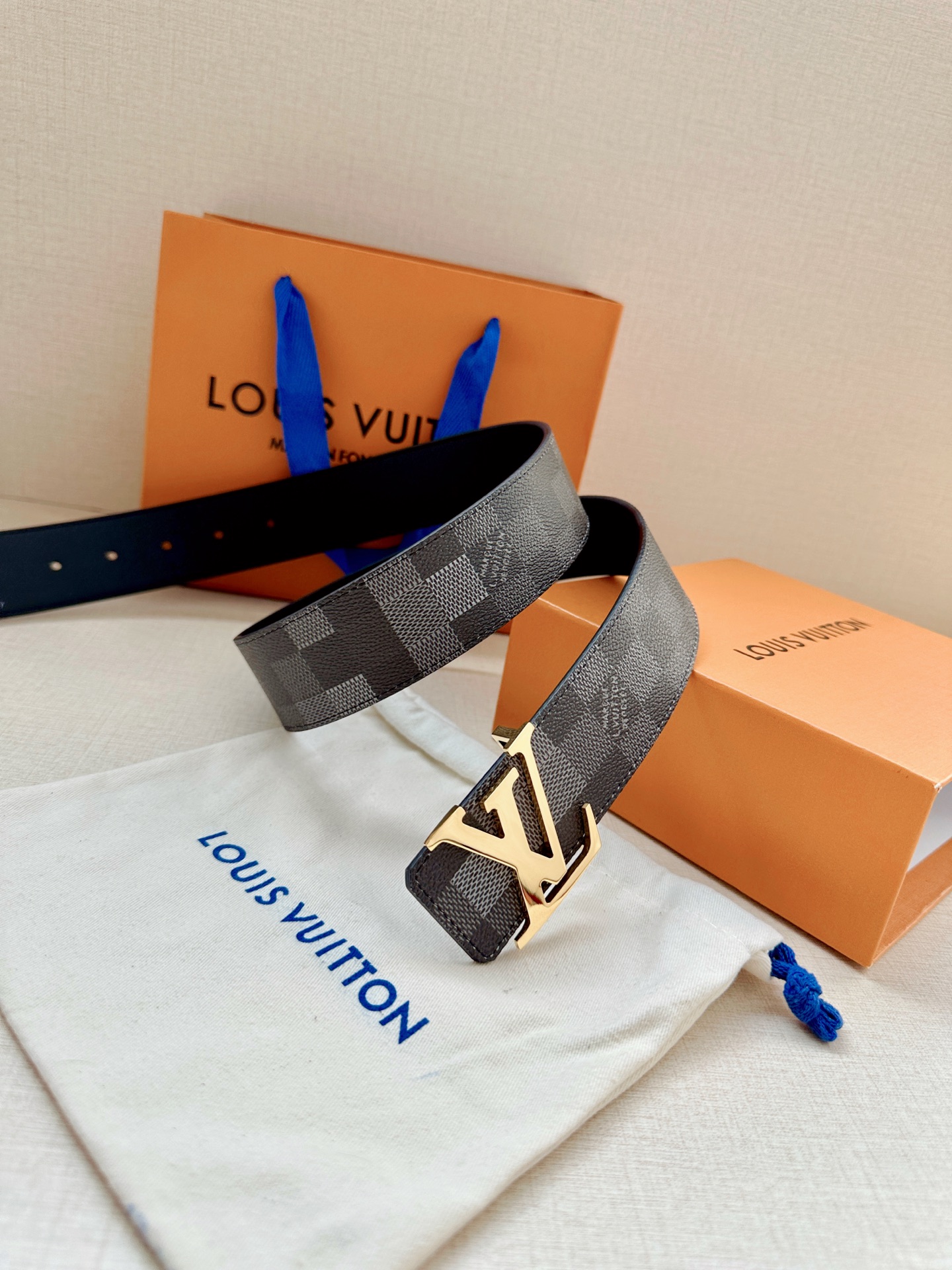 LV 4.0宽Initiales Damoflage 双面腰带巧妙融入 Pharrell William