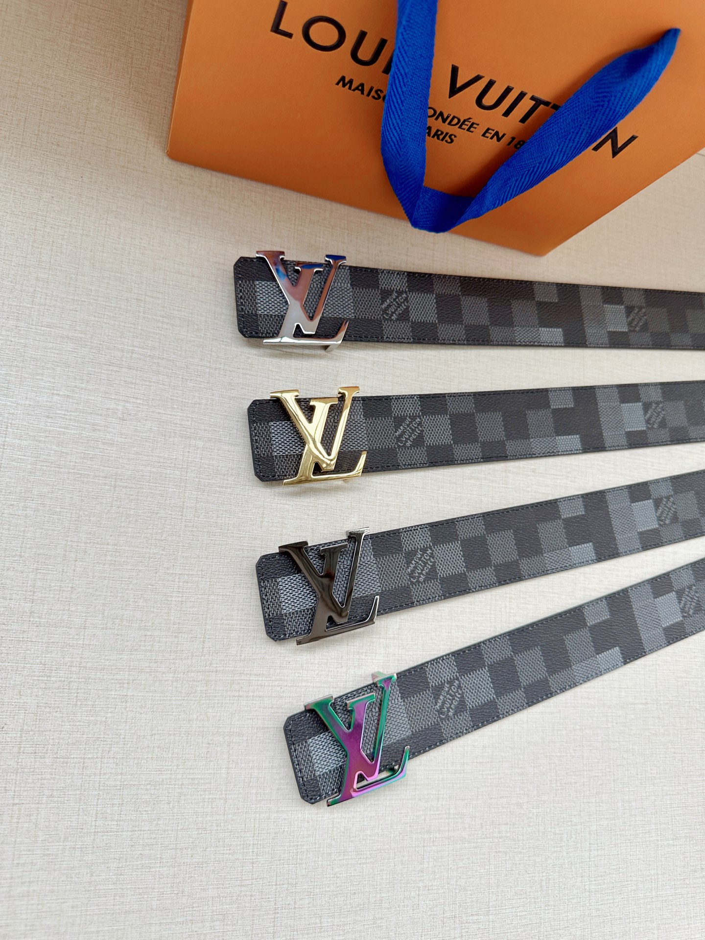 LV 4.0宽Initiales Damoflage 双面腰带巧妙融入 Pharrell William
