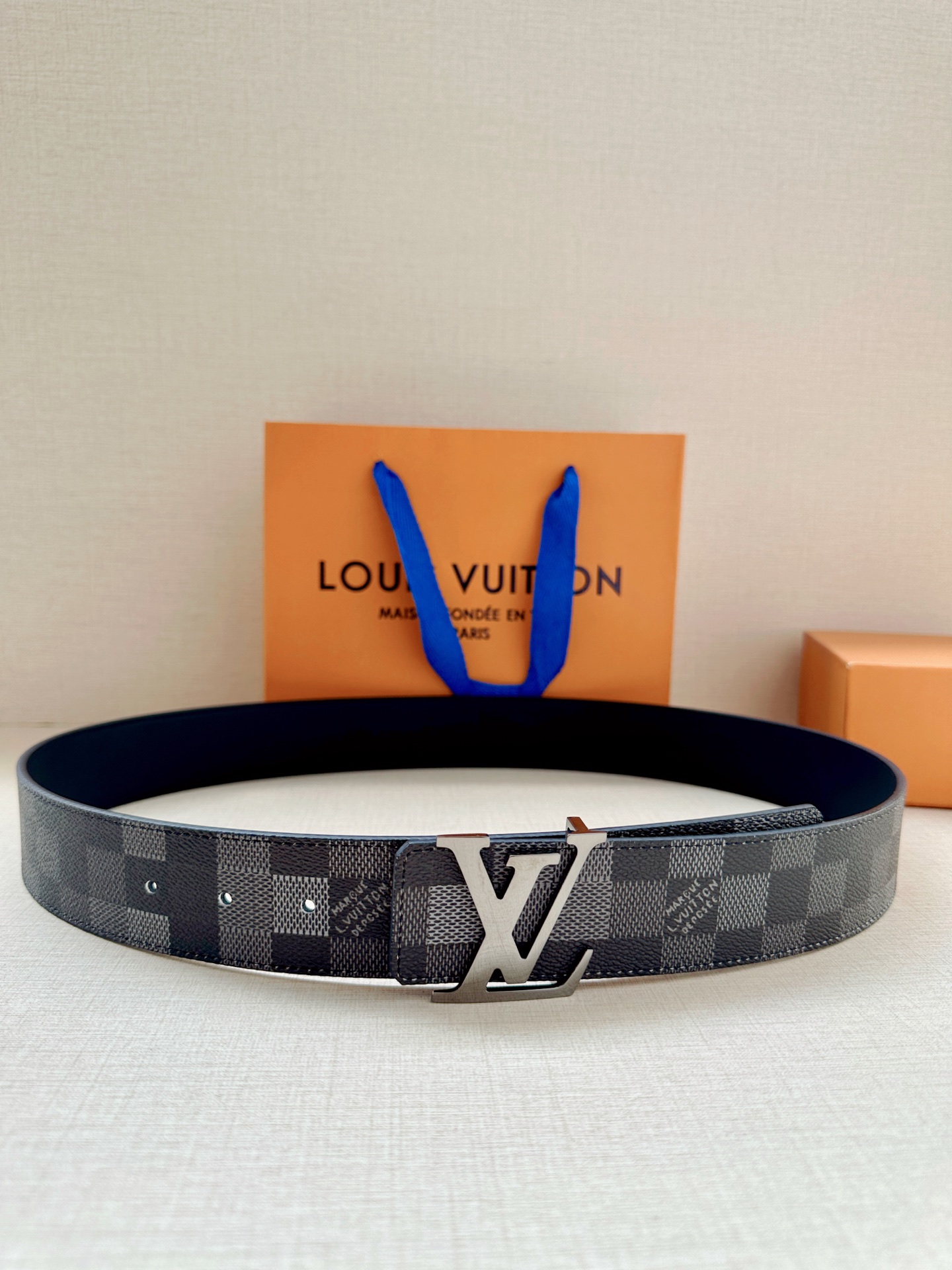 LV 4.0宽Initiales Damoflage 双面腰带巧妙融入 Pharrell William