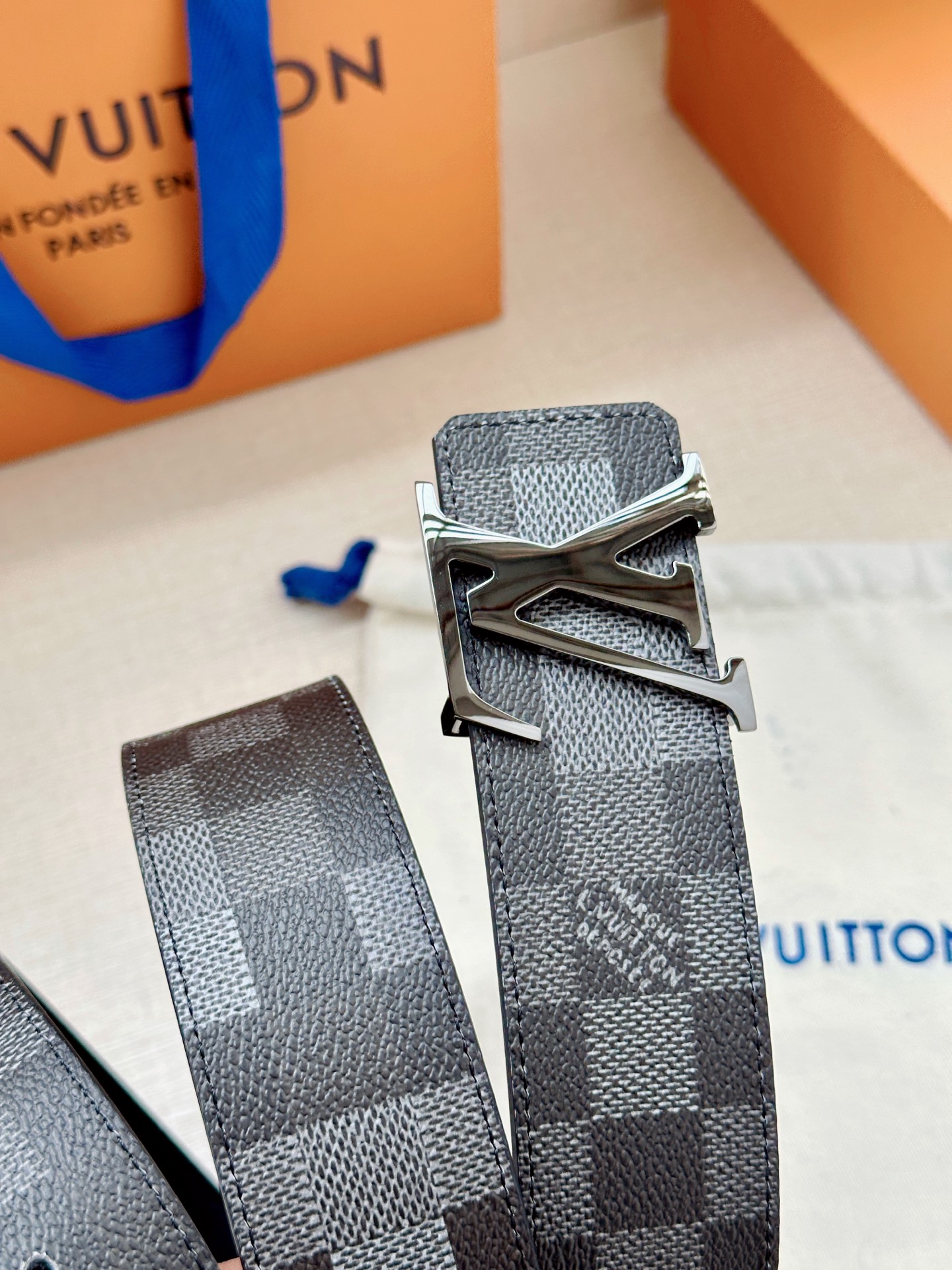 LV 4.0宽Initiales Damoflage 双面腰带巧妙融入 Pharrell William