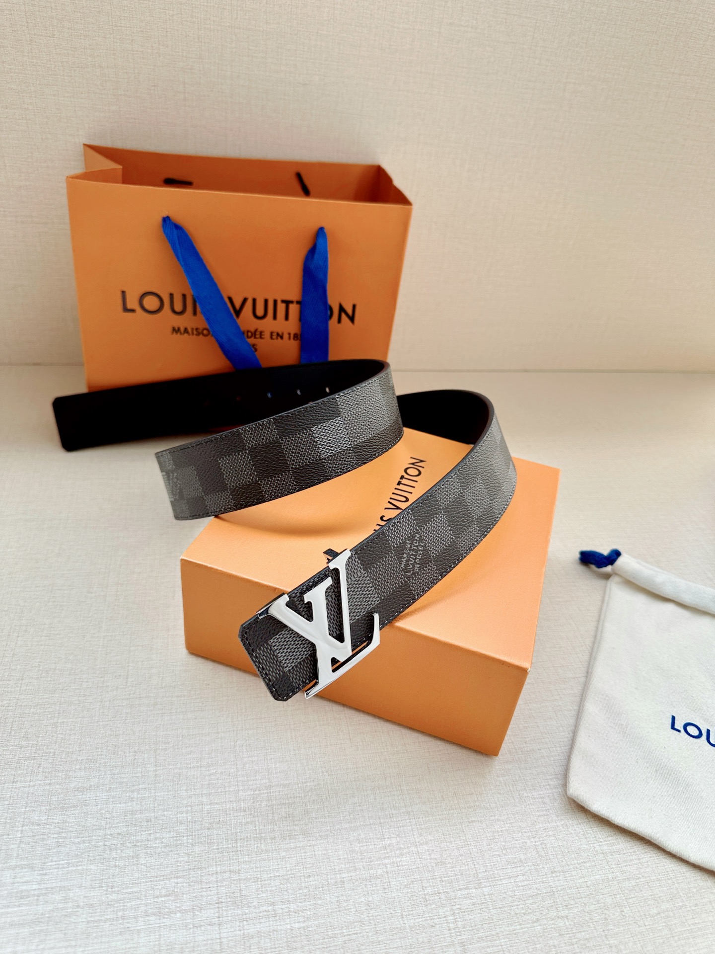 LV 4.0宽Initiales Damoflage 双面腰带巧妙融入 Pharrell William