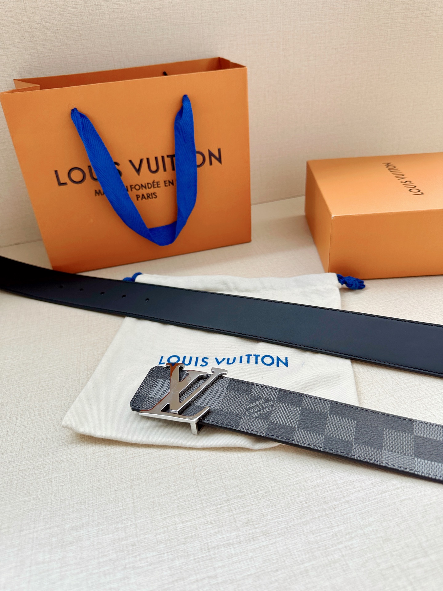 LV 4.0宽Initiales Damoflage 双面腰带巧妙融入 Pharrell William