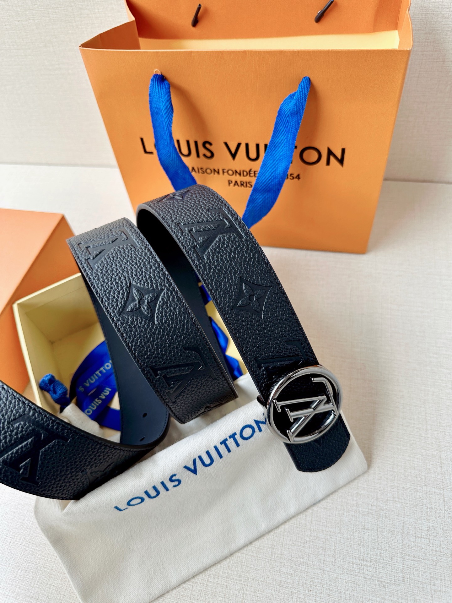 4.0cm宽经典钢扣腰带，标志性logo彰显不凡格调，双面质感随心切换，细腻皮革搭配精致压纹，适配全场景