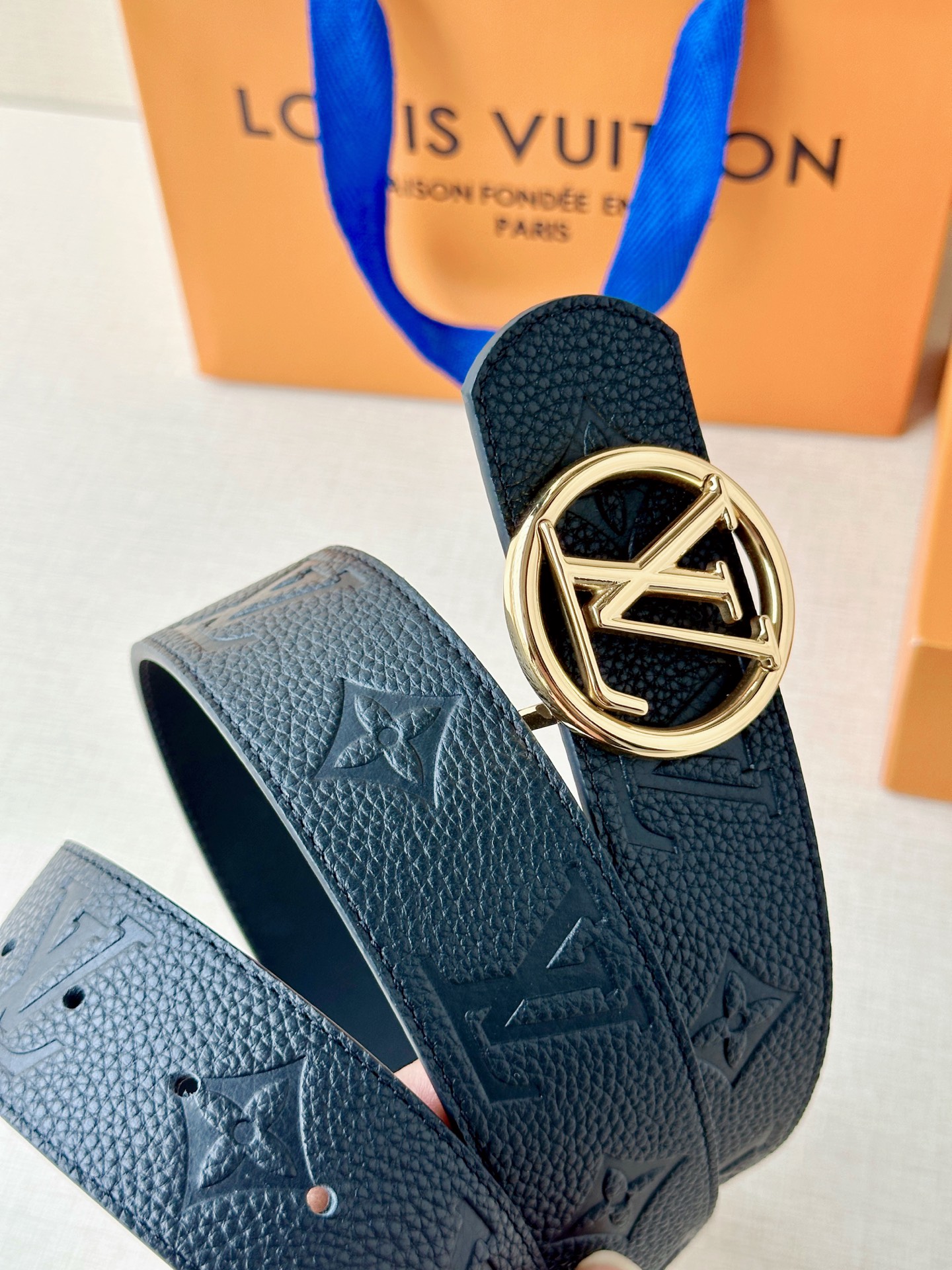 4.0cm宽经典钢扣腰带，标志性logo彰显不凡格调，双面质感随心切换，细腻皮革搭配精致压纹，适配全场景