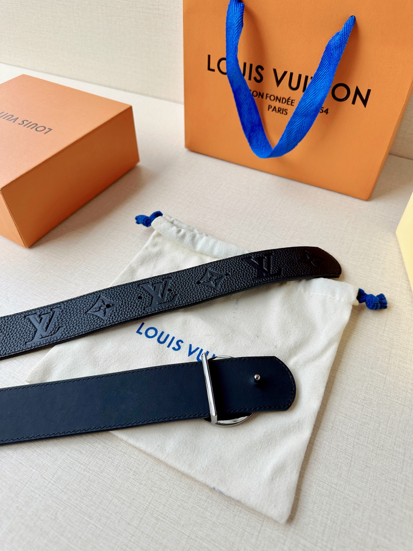 4.0cm宽经典钢扣腰带，标志性logo彰显不凡格调，双面质感随心切换，细腻皮革搭配精致压纹，适配全场景