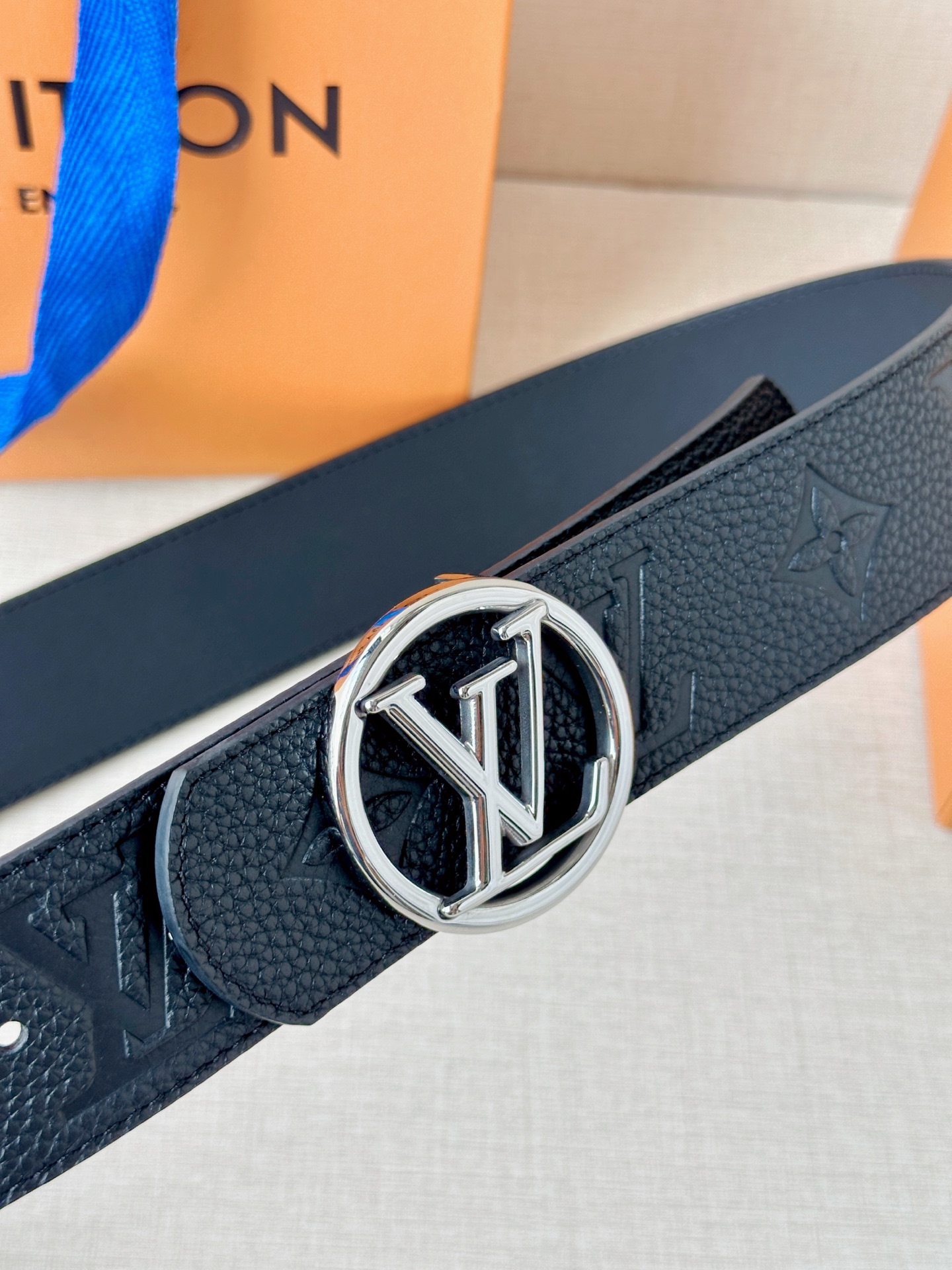 4.0cm宽经典钢扣腰带，标志性logo彰显不凡格调，双面质感随心切换，细腻皮革搭配精致压纹，适配全场景