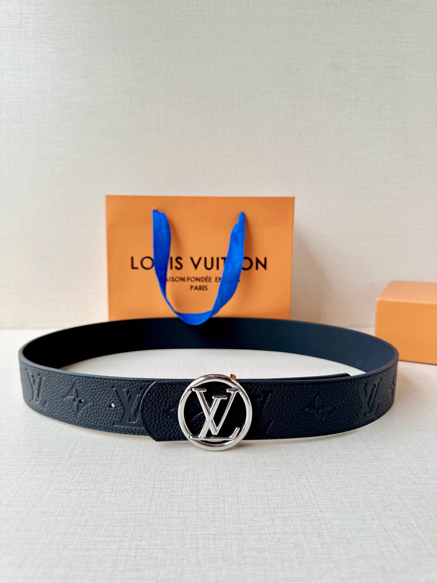 4.0cm宽经典钢扣腰带，标志性logo彰显不凡格调，双面质感随心切换，细腻皮革搭配精致压纹，适配全场景