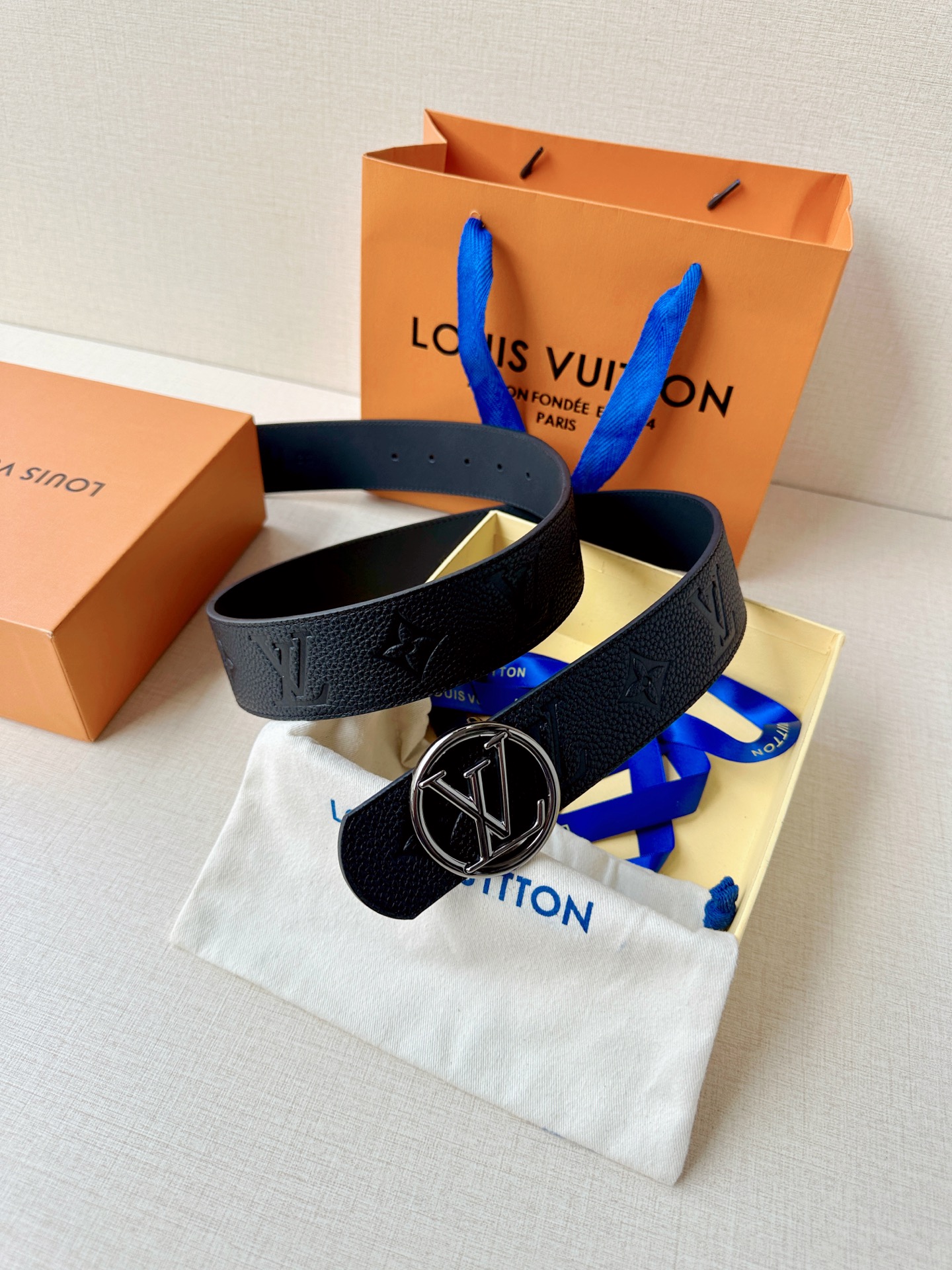 4.0cm宽经典钢扣腰带，标志性logo彰显不凡格调，双面质感随心切换，细腻皮革搭配精致压纹，适配全场景