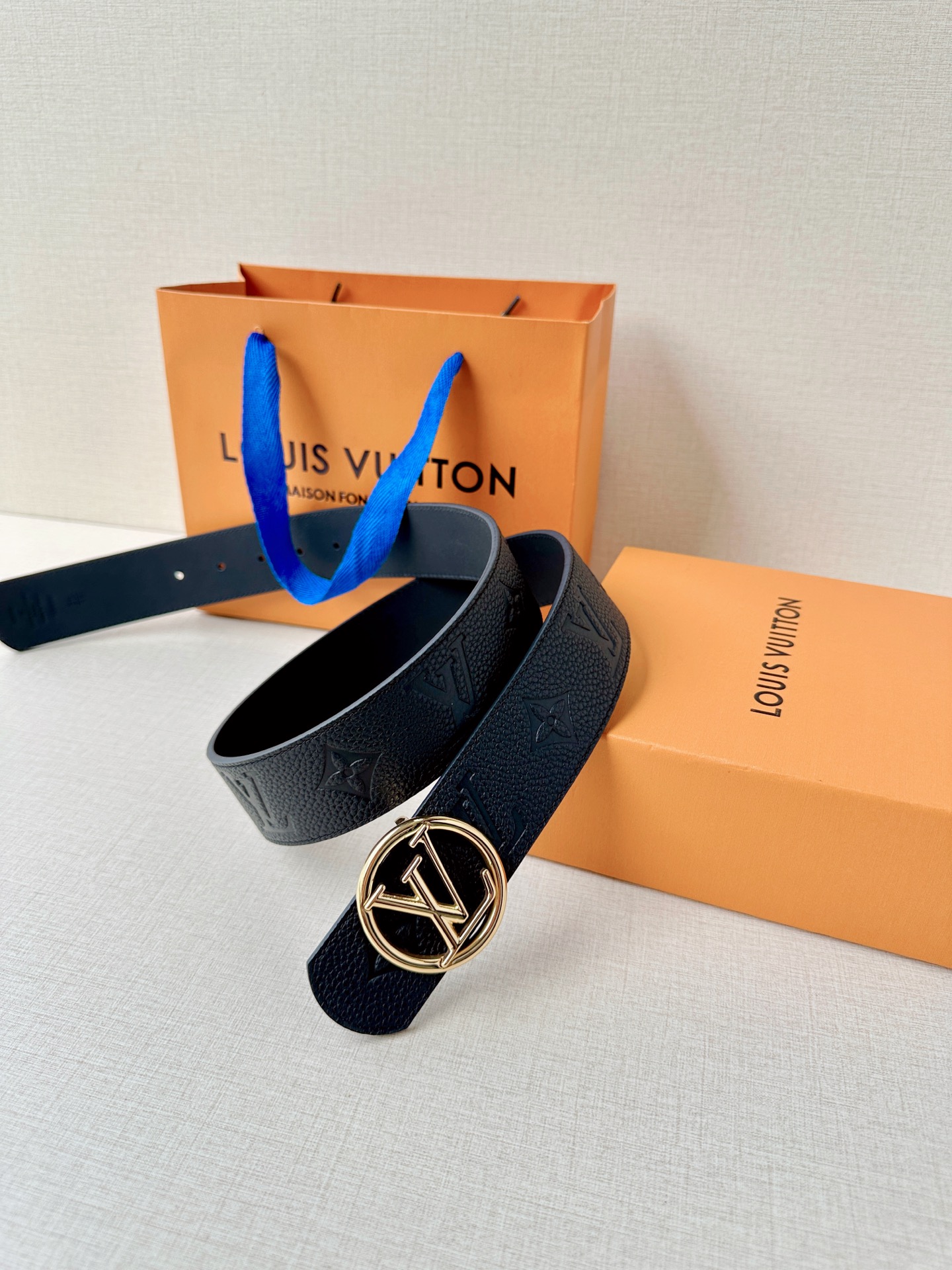 4.0cm宽经典钢扣腰带，标志性logo彰显不凡格调，双面质感随心切换，细腻皮革搭配精致压纹，适配全场景