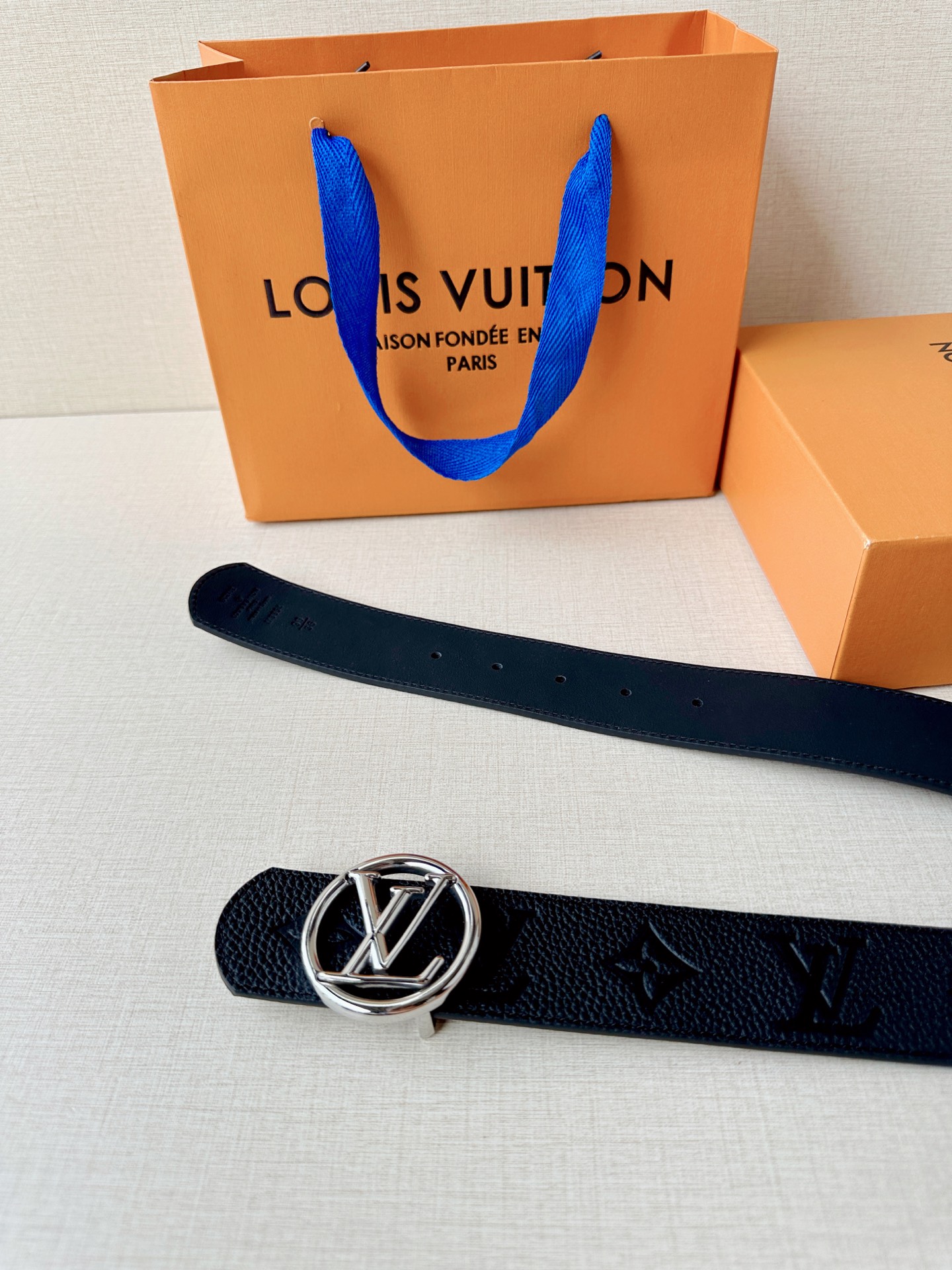 4.0cm宽经典钢扣腰带，标志性logo彰显不凡格调，双面质感随心切换，细腻皮革搭配精致压纹，适配全场景