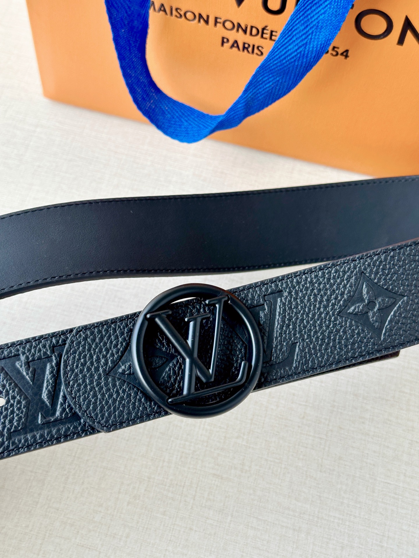 4.0cm宽经典钢扣腰带，标志性logo彰显不凡格调，双面质感随心切换，细腻皮革搭配精致压纹，适配全场景