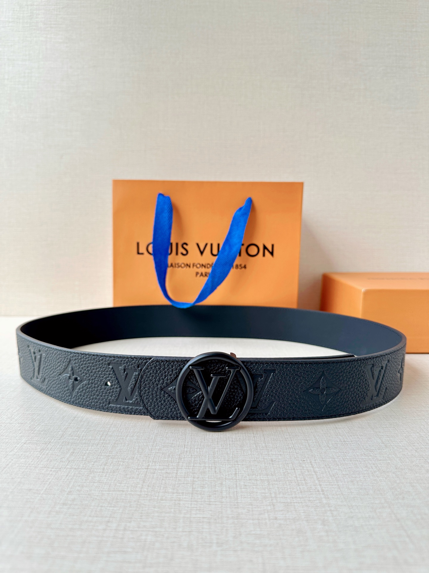 4.0cm宽经典钢扣腰带，标志性logo彰显不凡格调，双面质感随心切换，细腻皮革搭配精致压纹，适配全场景